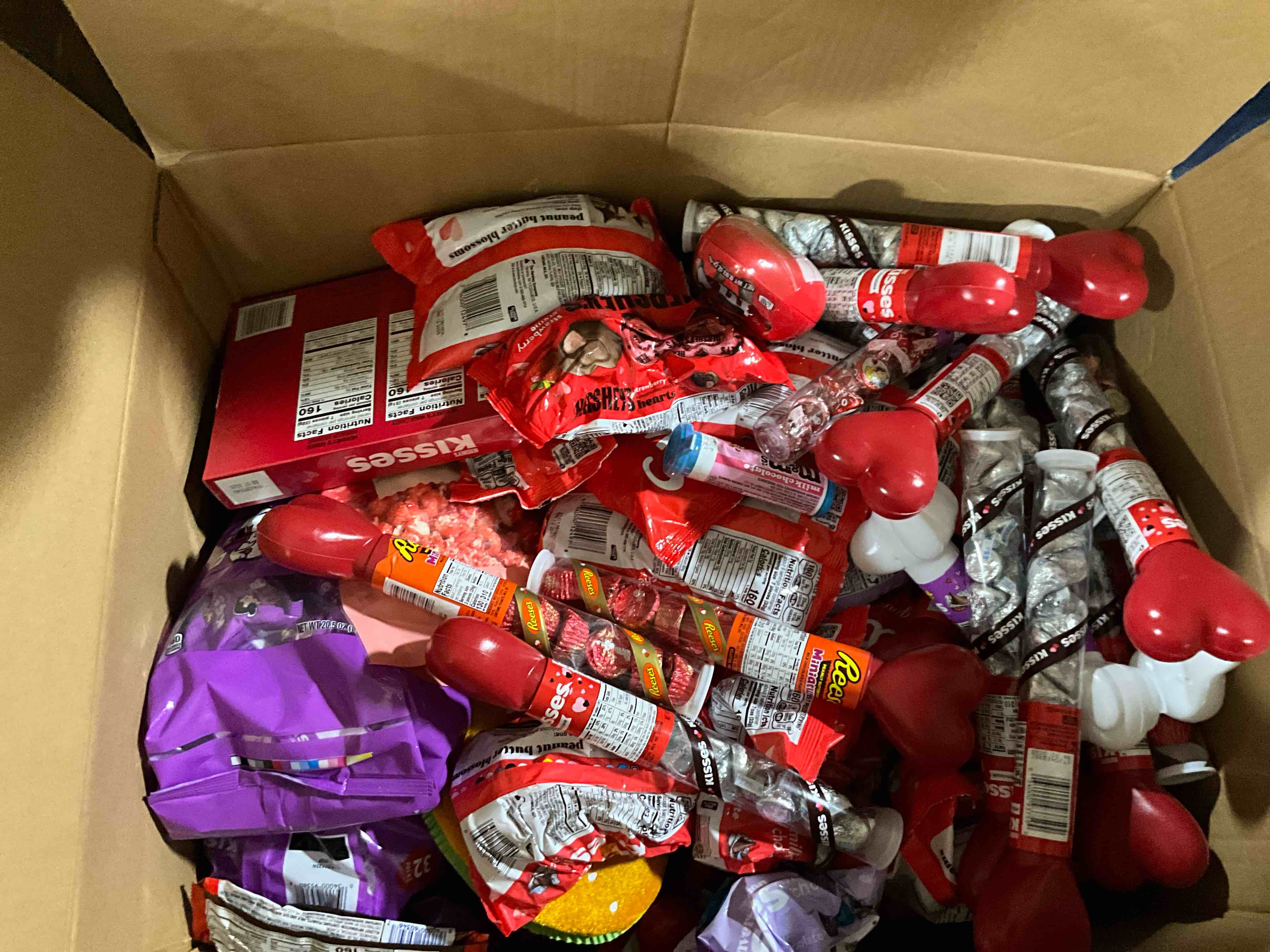 https://s3.amazonaws.com/lotting-images-prod/candy1_1757341412307.jpeg
