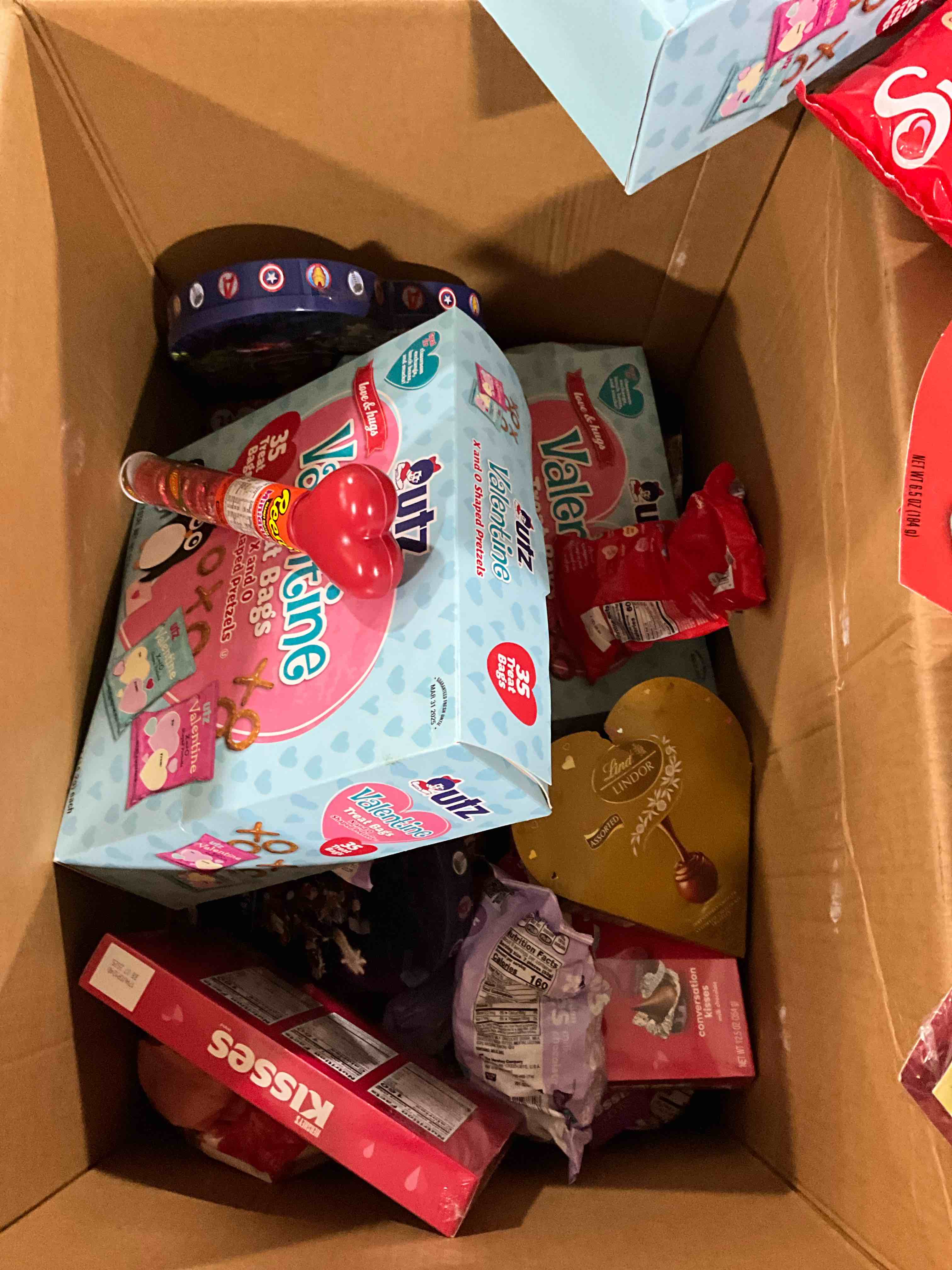 https://s3.amazonaws.com/lotting-images-prod/candy1_1757341415286.jpeg