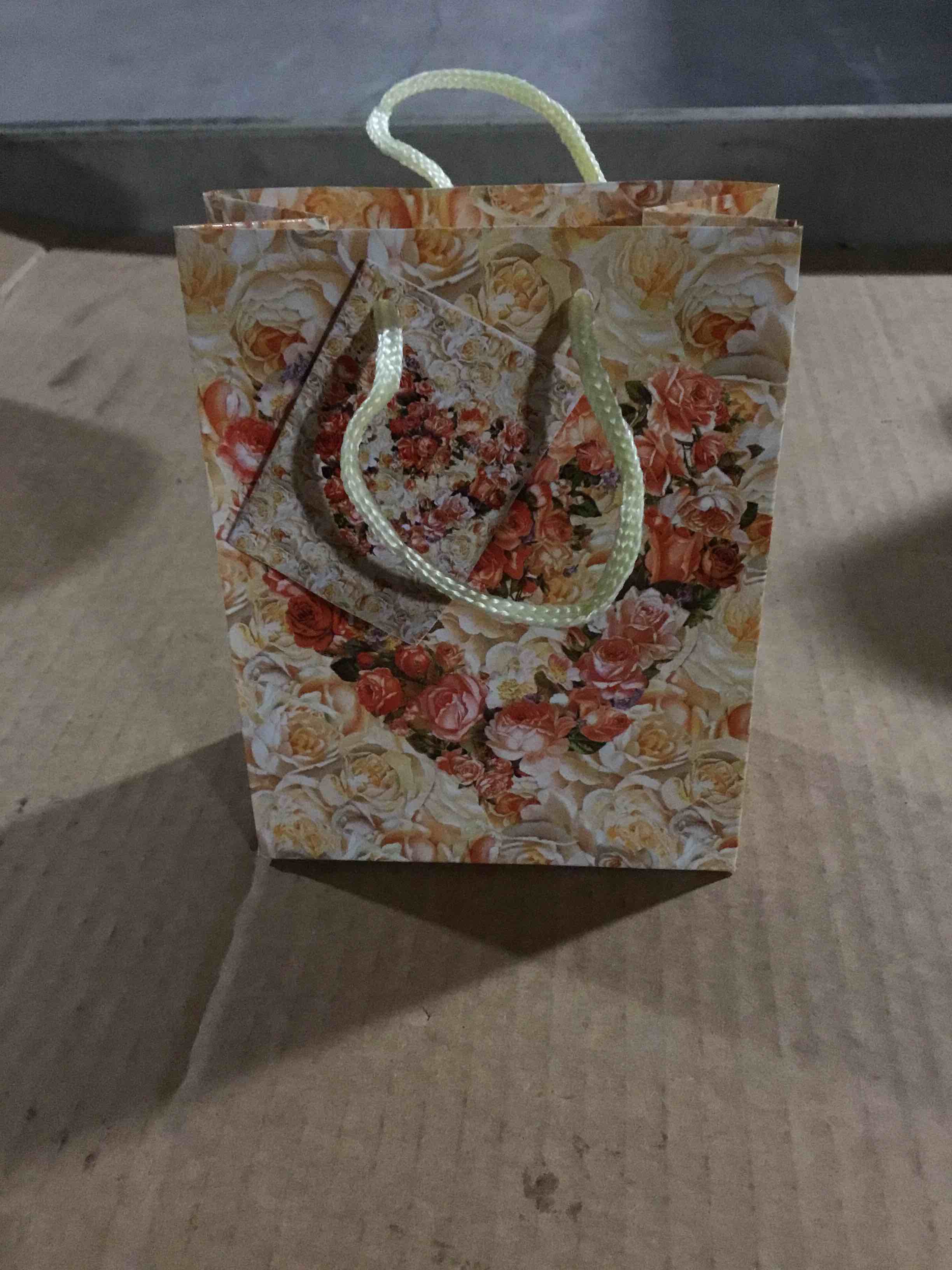 Condition photo showing New/Like New for Box of 300 gift Bags , Rose heart Design