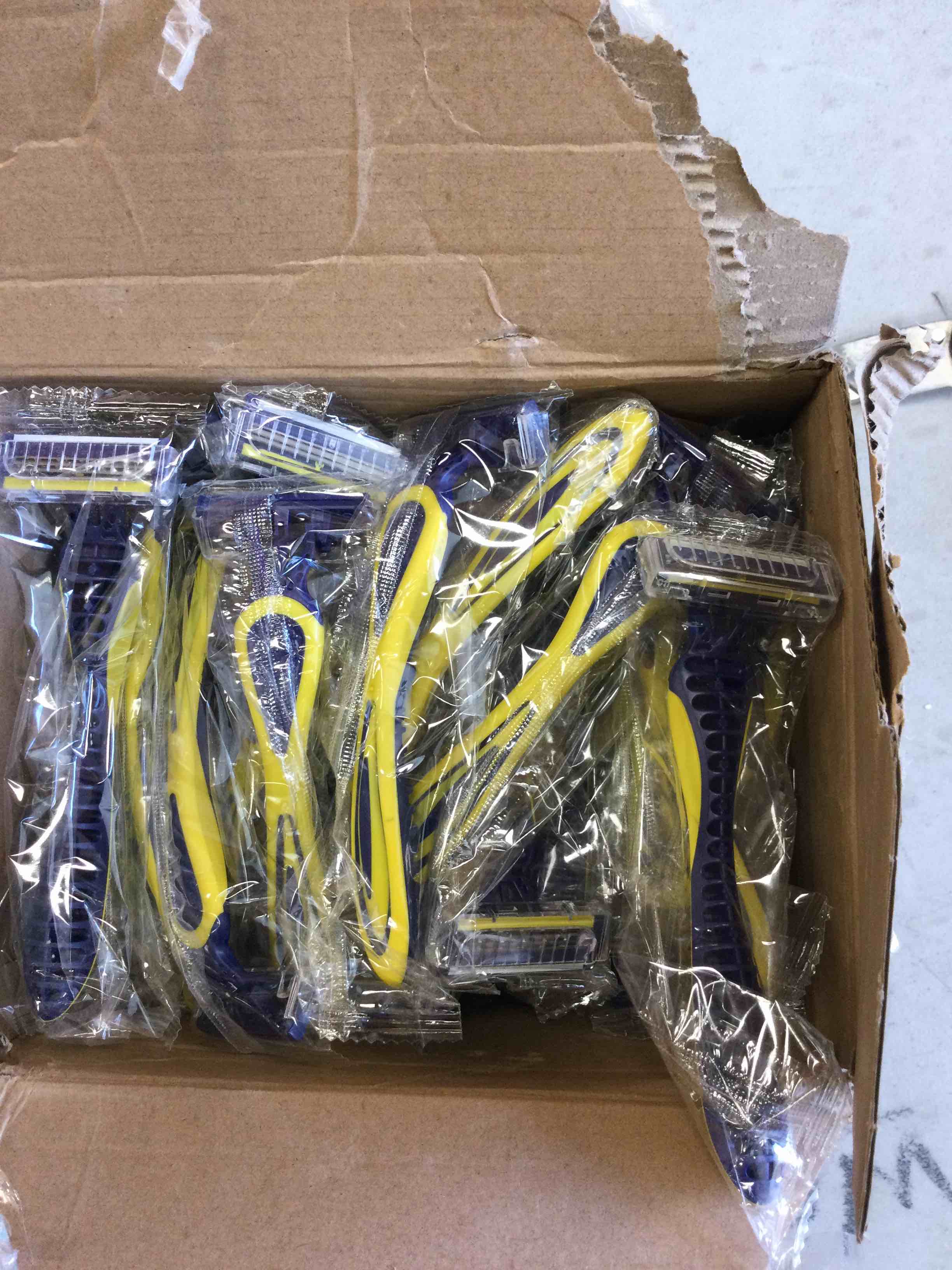 80 Pcs Men's Disposable Razors Bulk 3 blade Disposable Razors Set Sensitive Skin Razor for Men Travel Razors Disposable Head Razor for Hotel Saunas Spa Donations Collective Use Daily