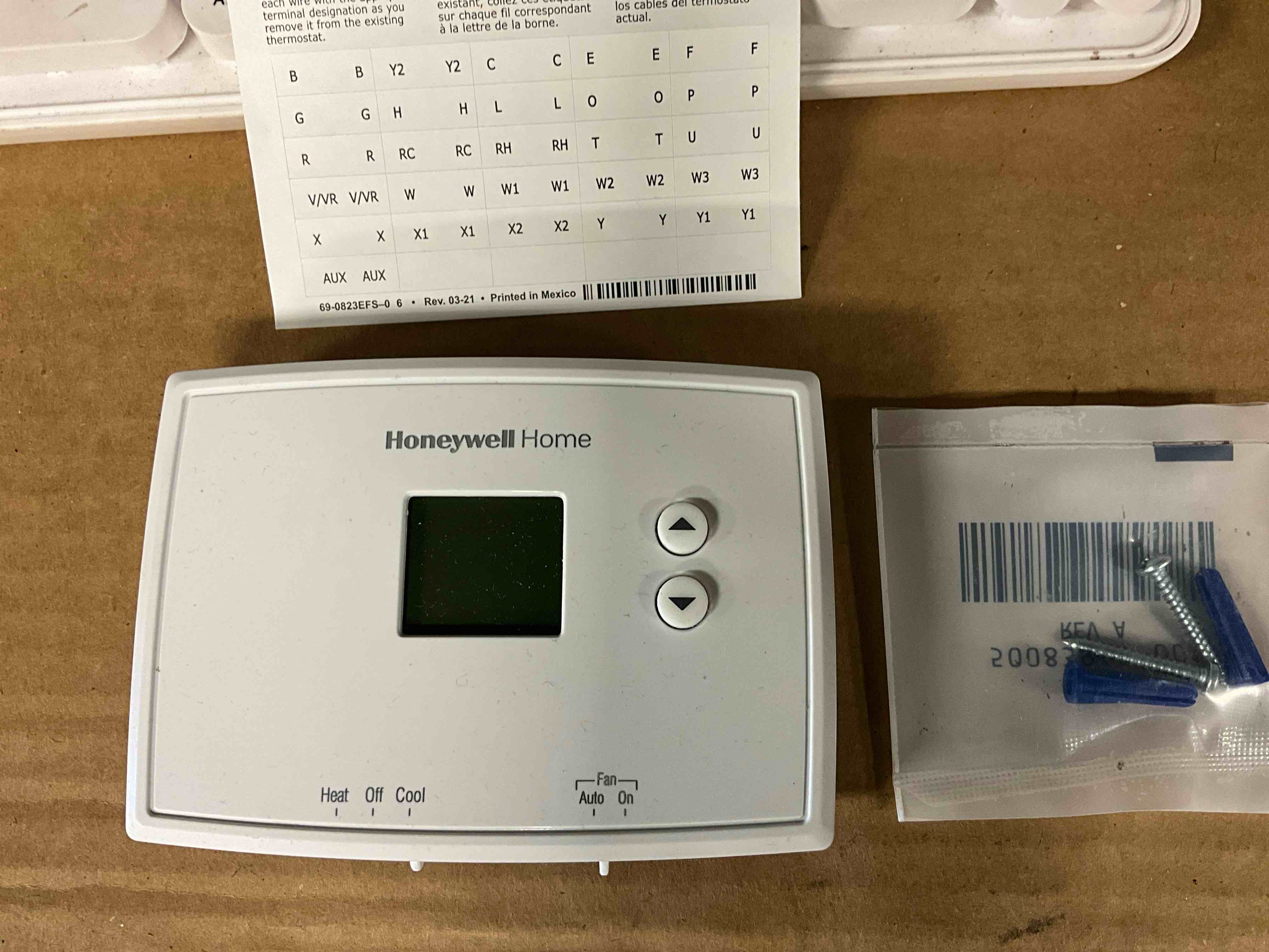 Condition photo showing New/Like New for honeywell rth111b1016/a non-programmable thermostat