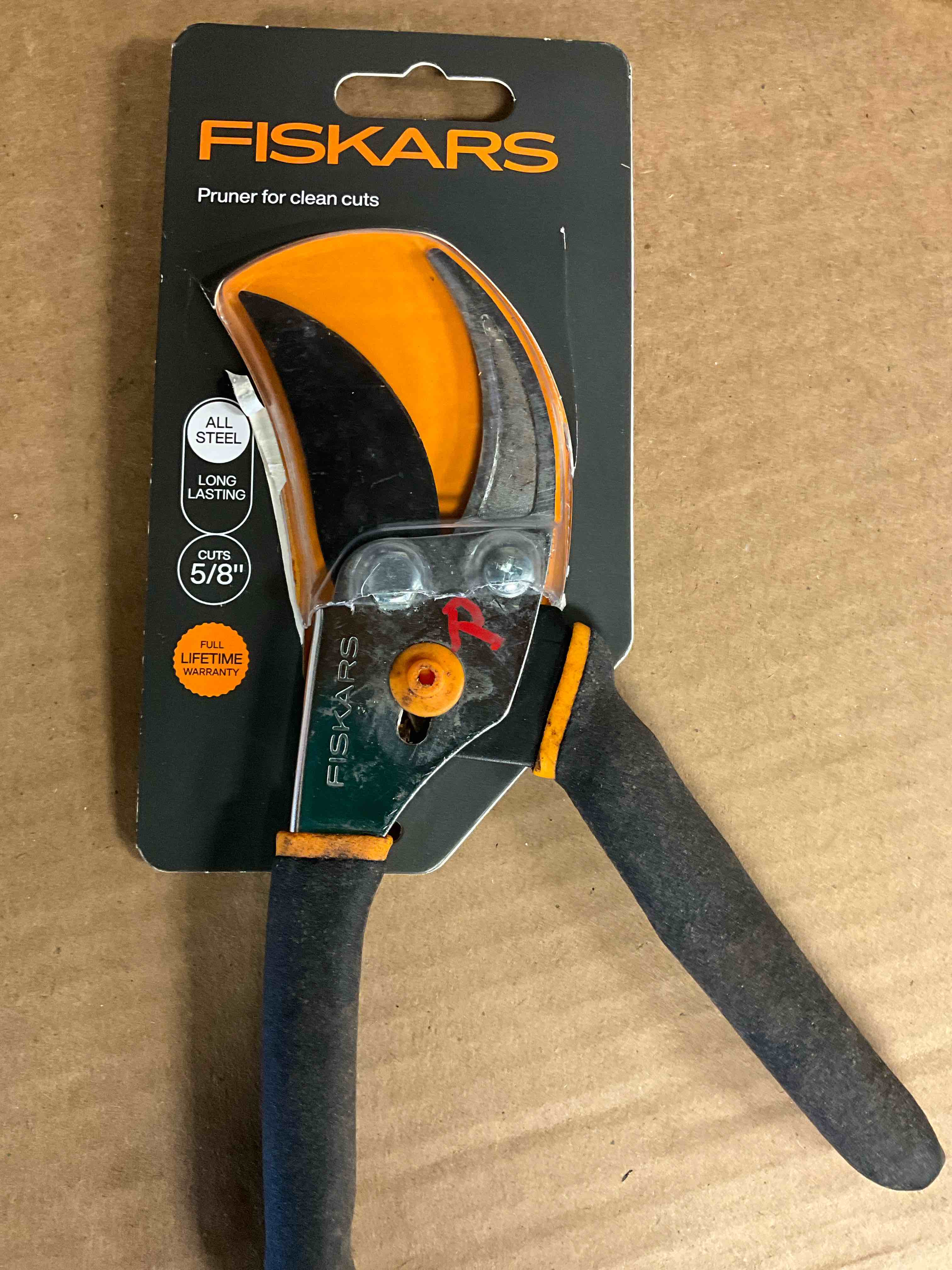 Condition photo showing Good Condition for 5/8 in. cut capacity 9 in. classic bypass pruning shears