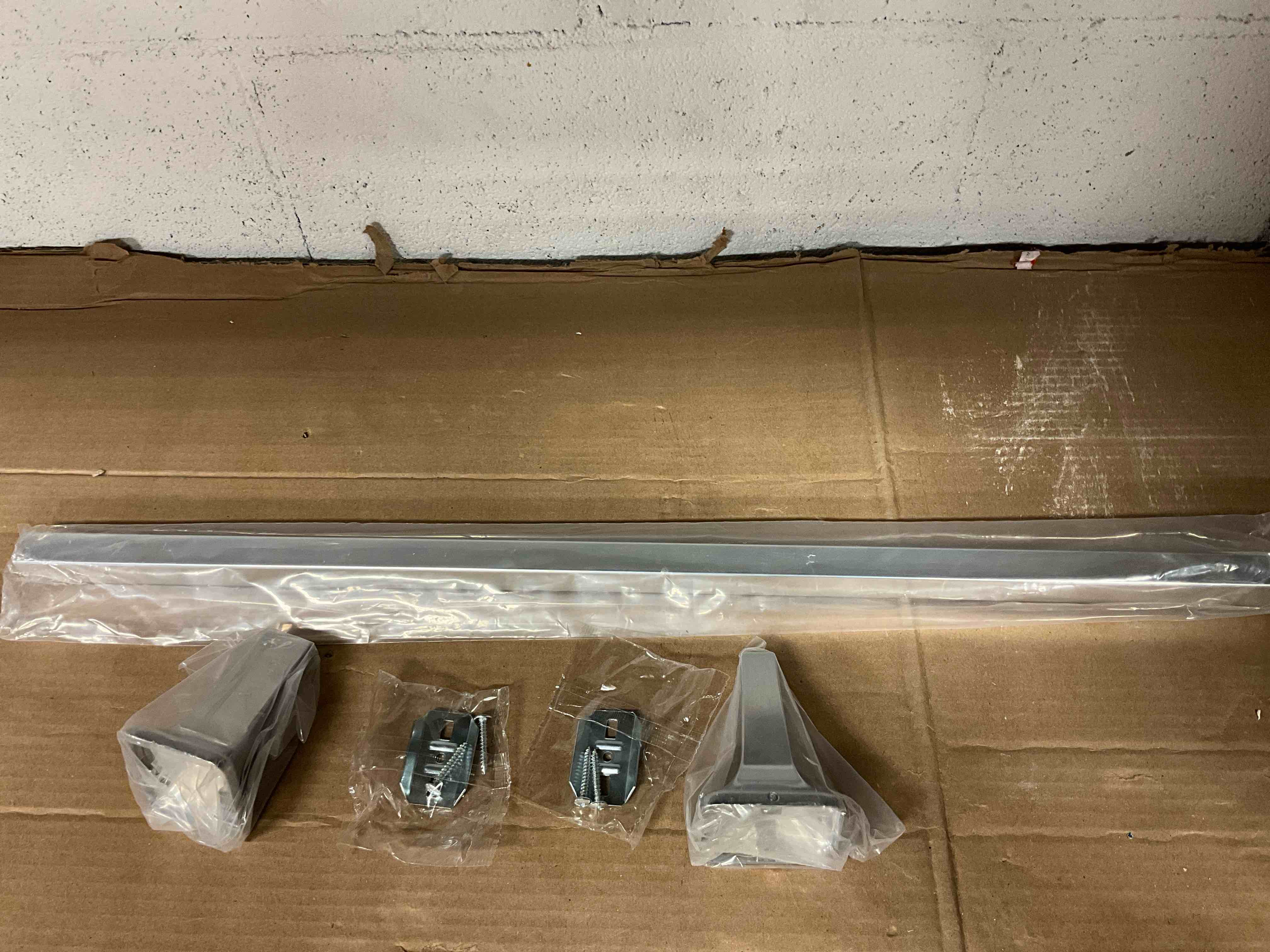 Condition photo showing New/Like New for franklin brass d2424pc futura bath hardware accessory 24-inch towel bar polished chrome