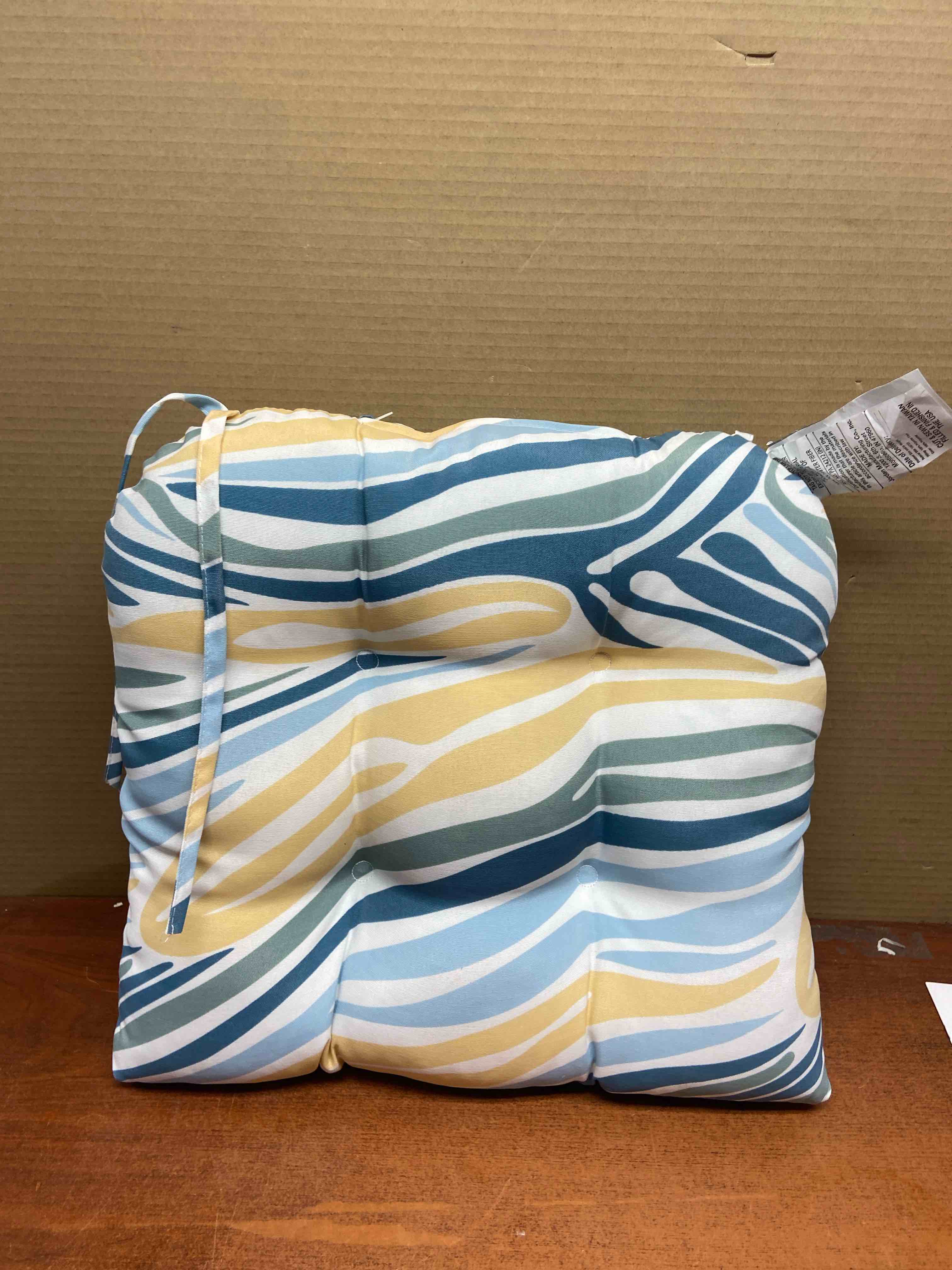 Condition photo showing New/Like New for outdoor seat cushion 17”x17”