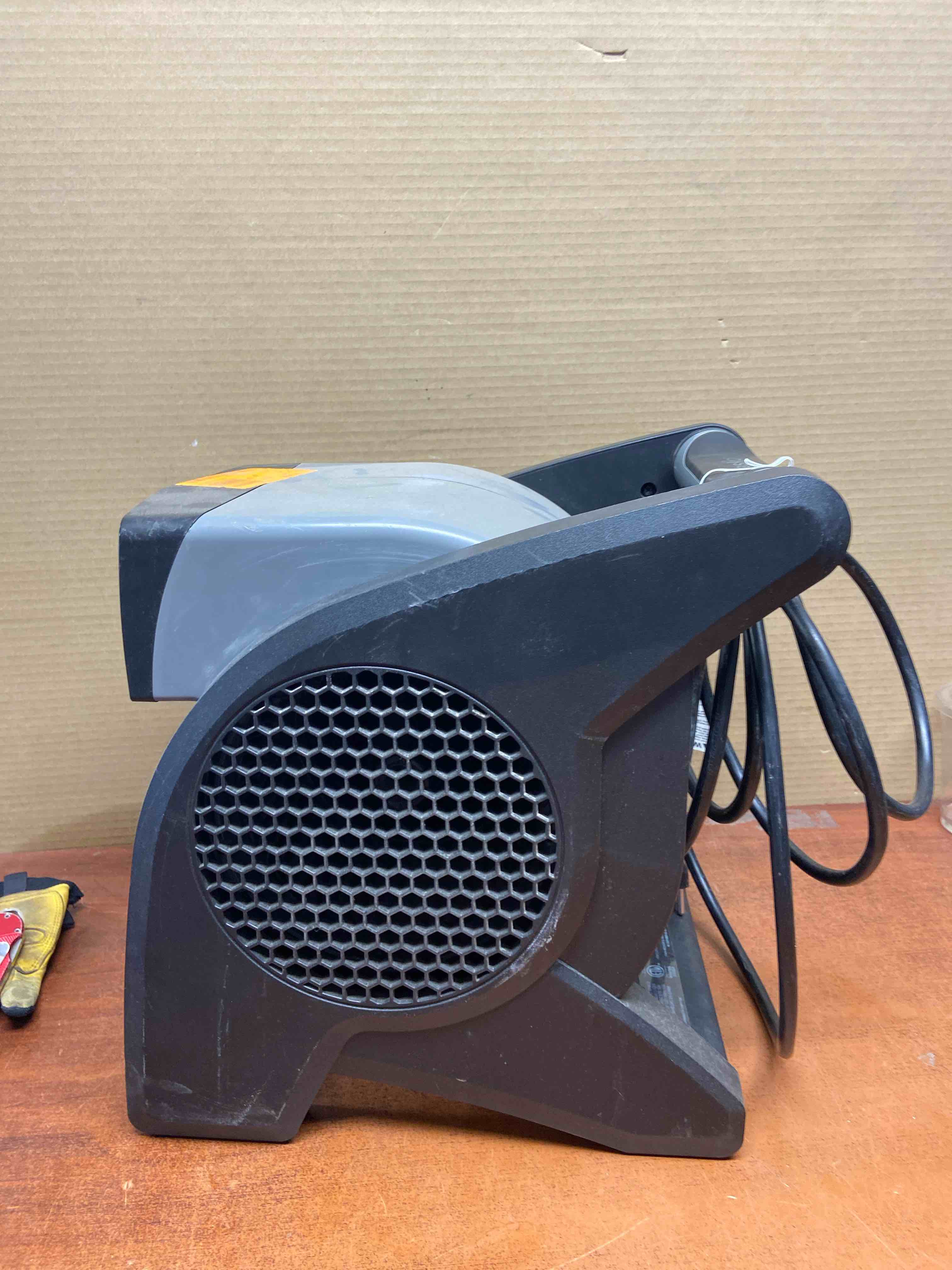 Condition photo showing Good Condition for lasko u15610 pro-performance pivoting utility fan