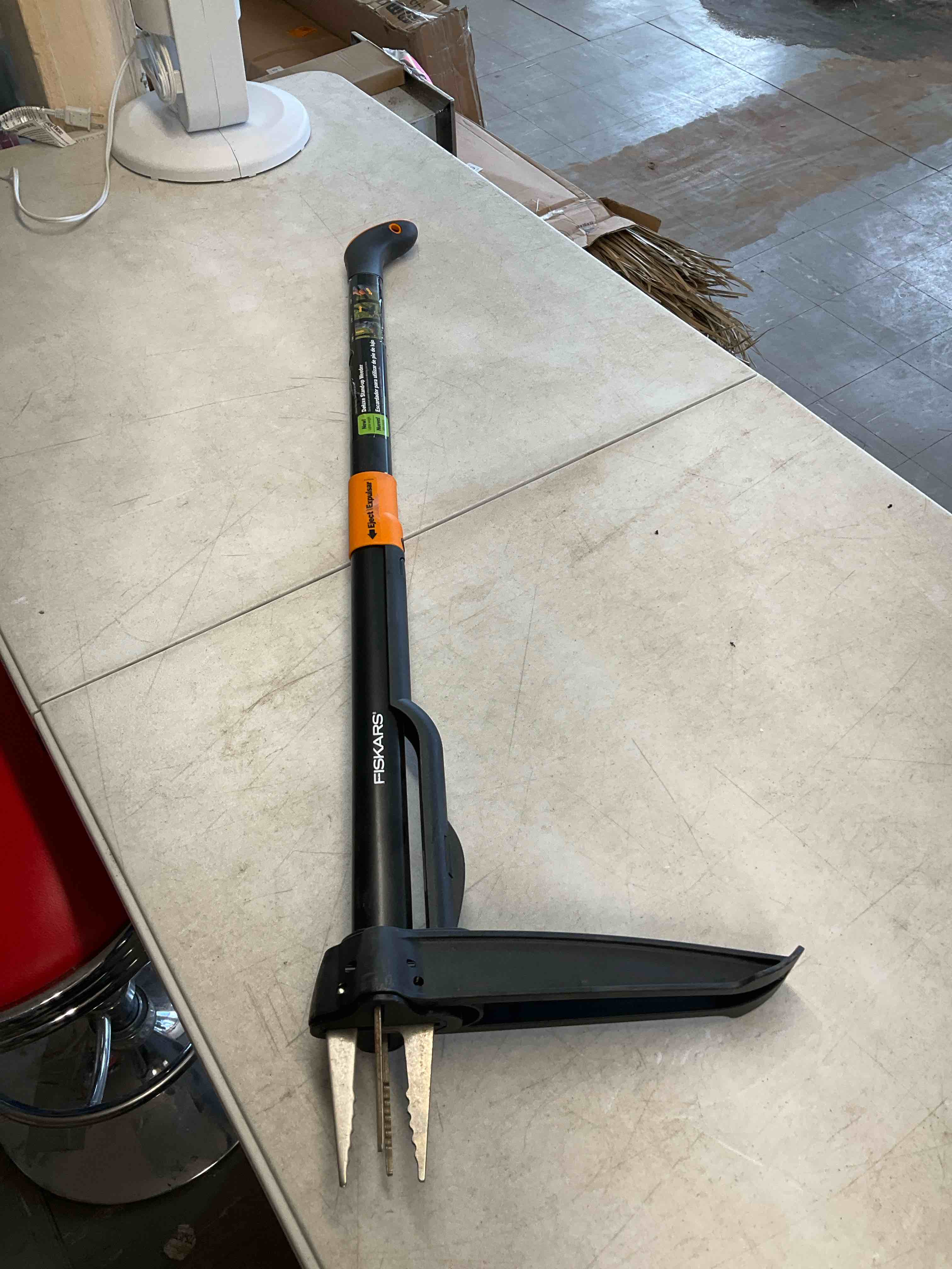 fiskars 39.25 in. stainless steel weeder aluminum handle black and orange