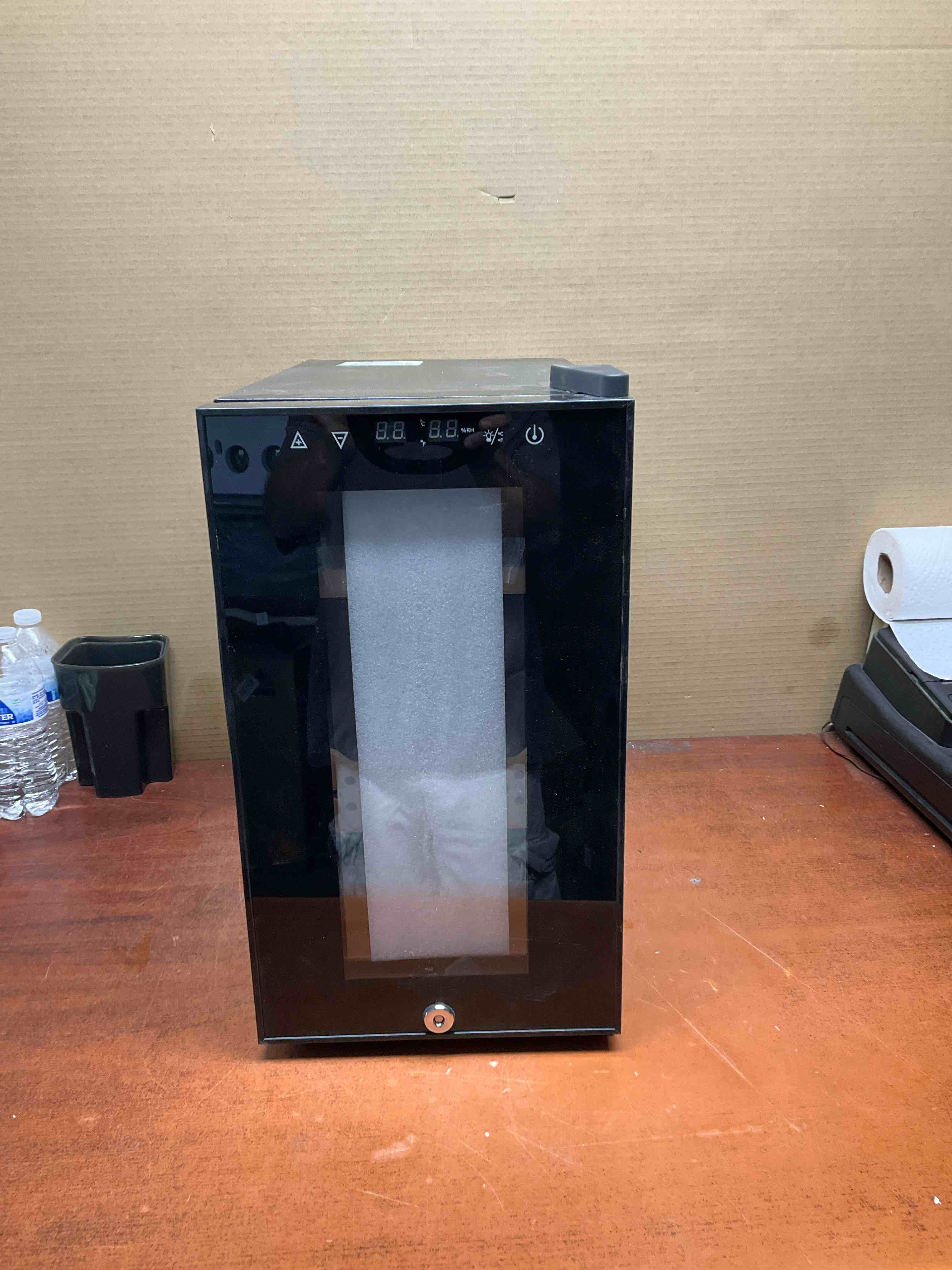 Condition photo showing New/Like New for sozt 10.3 in. singlezone electriccigar humidor with lock*** unit has dent in back but looks to be new**
