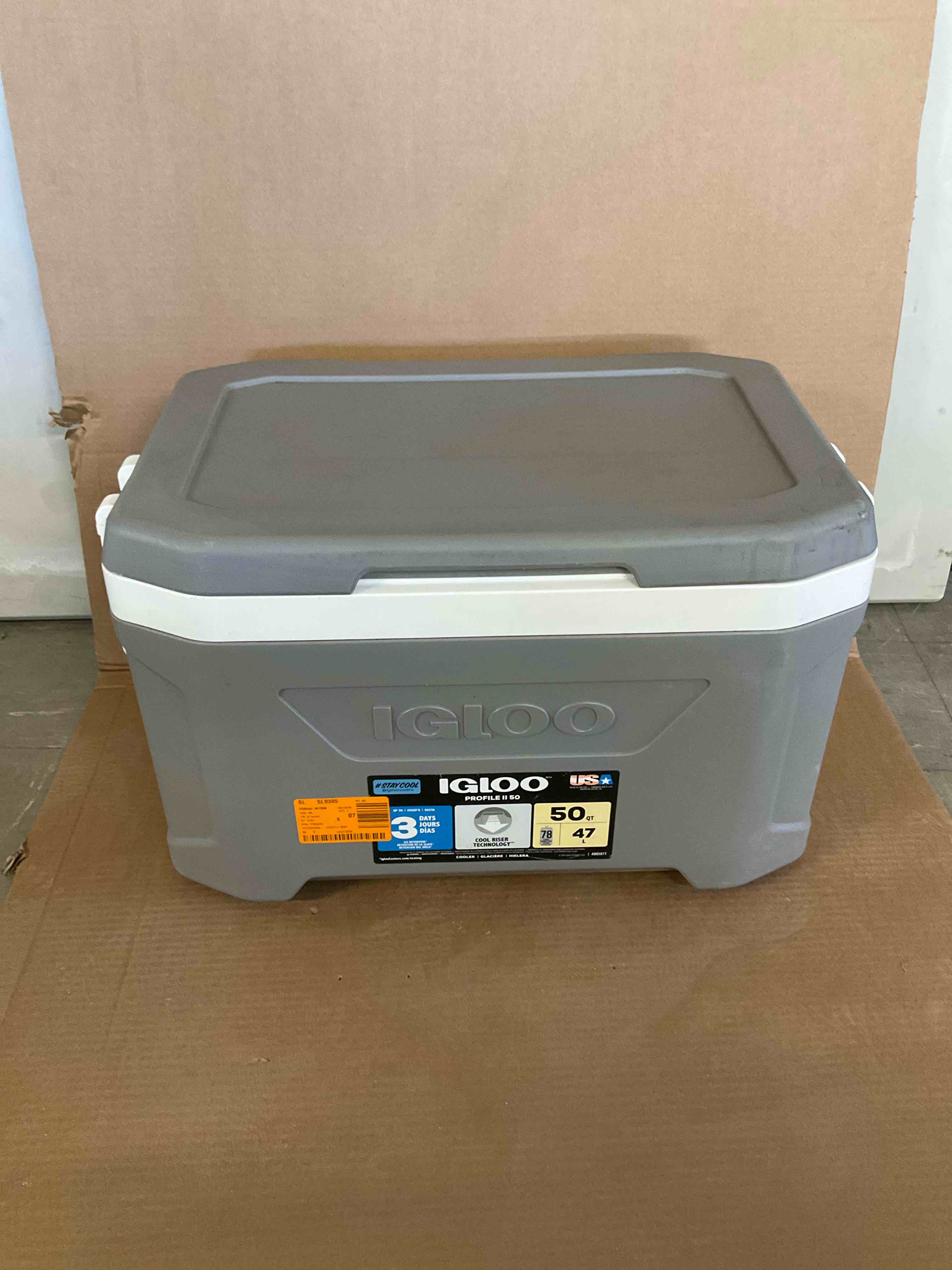 igloo stay cool 50 quart 78 can capacity cooler**  cooler will need some cleaning on inside 