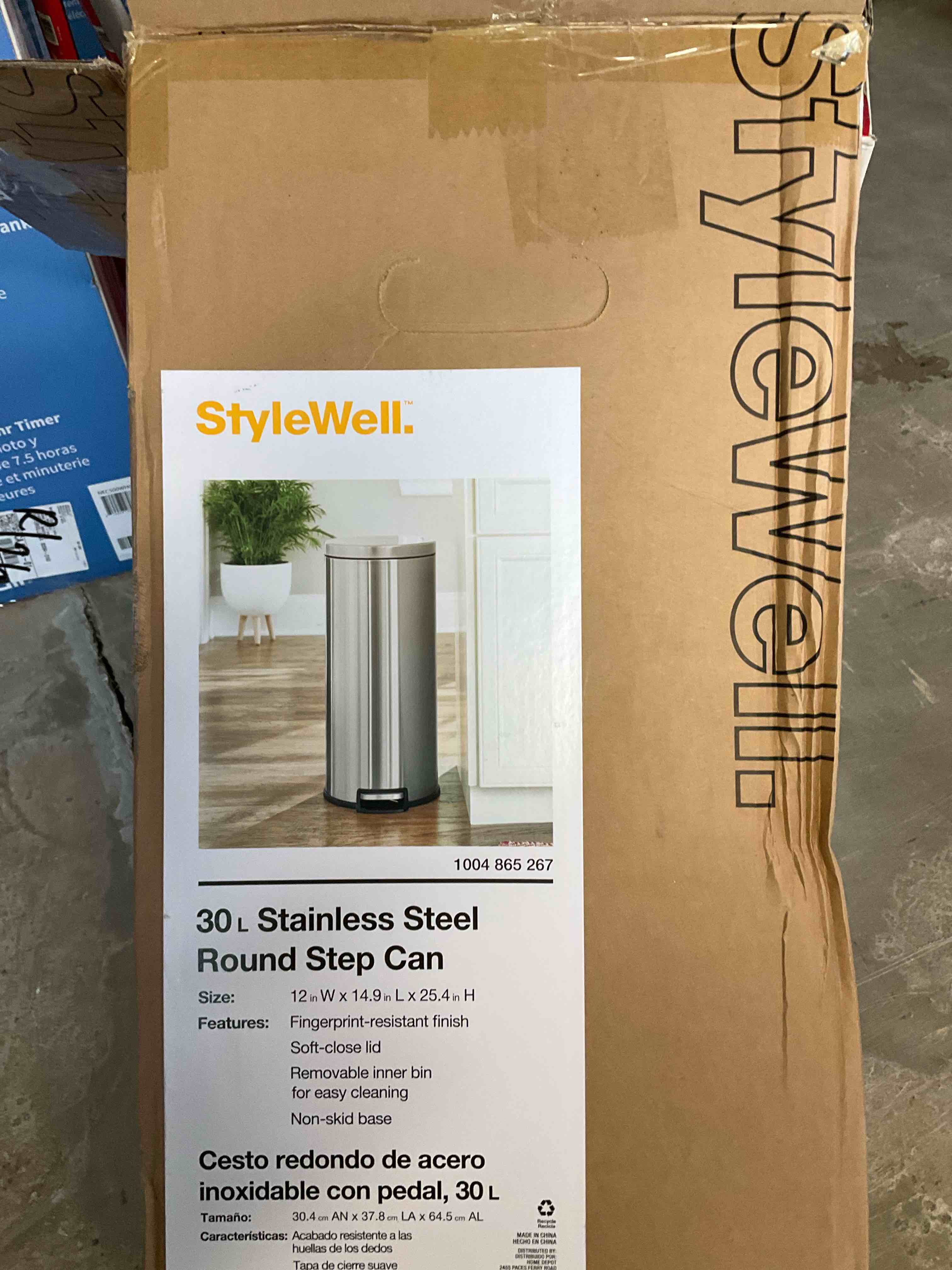 8 Gal. Stainless Steel Round Step On Trashcan** small dent in lid**