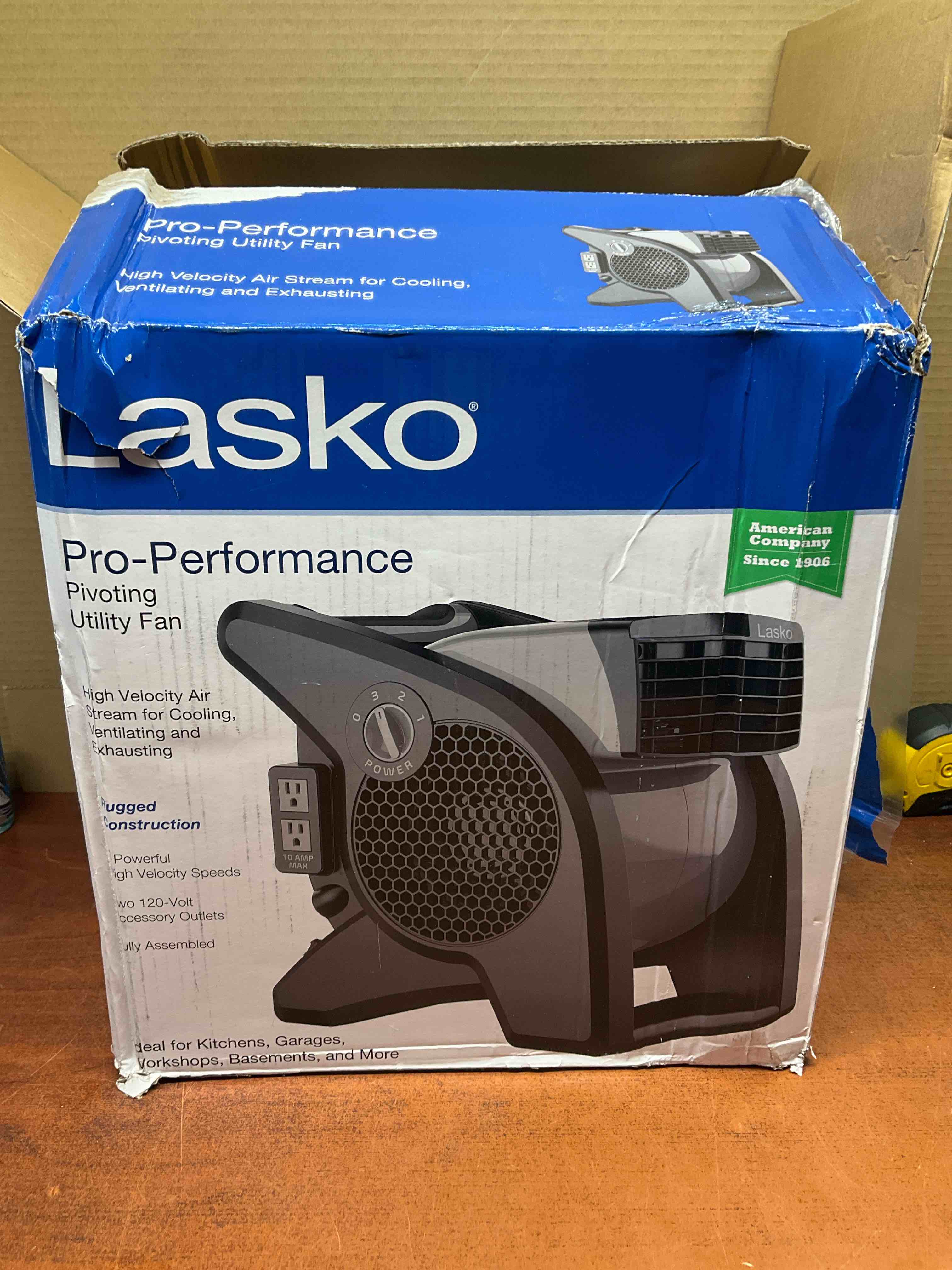 Lasko U15610 Pro-Performance Pivoting Utility Fan