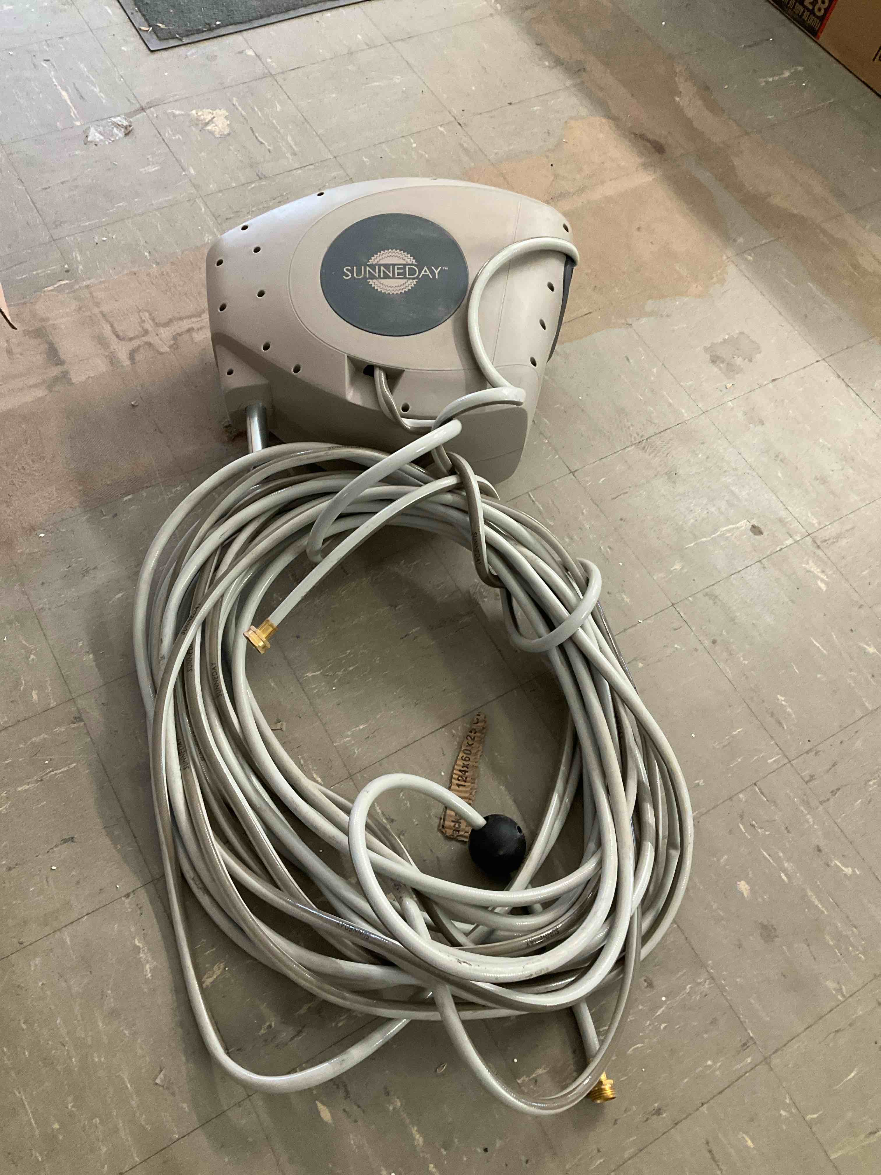 Sunneday 100’ retractable garden hose** retractable hardware broken, but Hose is in good condition 