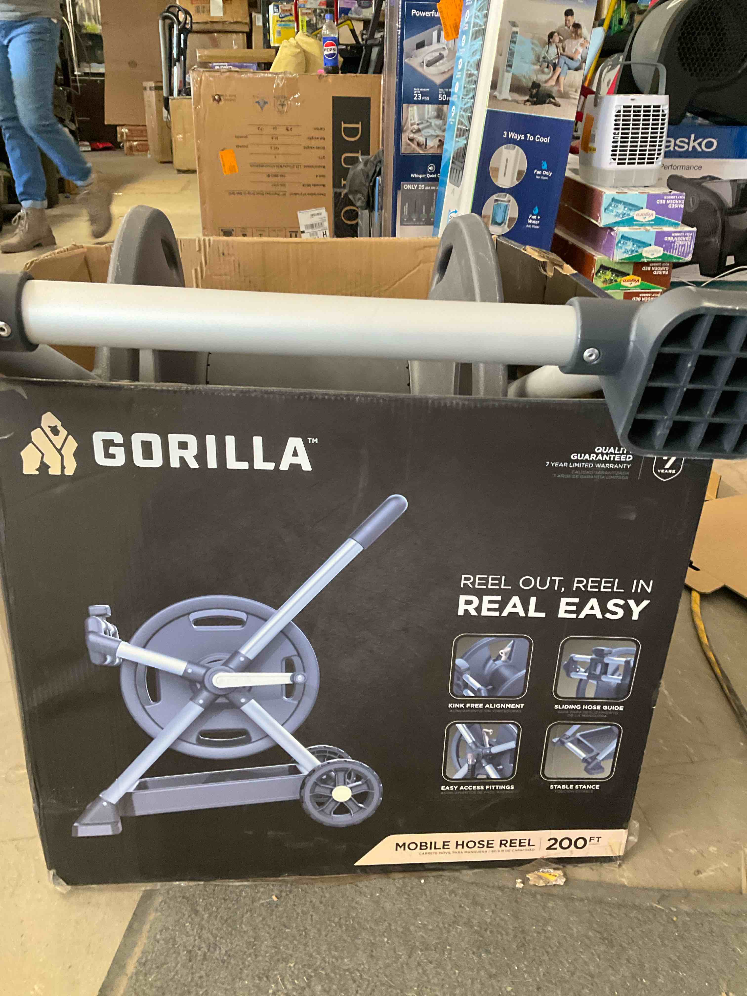 200 ft. Aluminum Zero Rust Premium Mobile Hose Reel** Missing a couple screws otherwise good***
