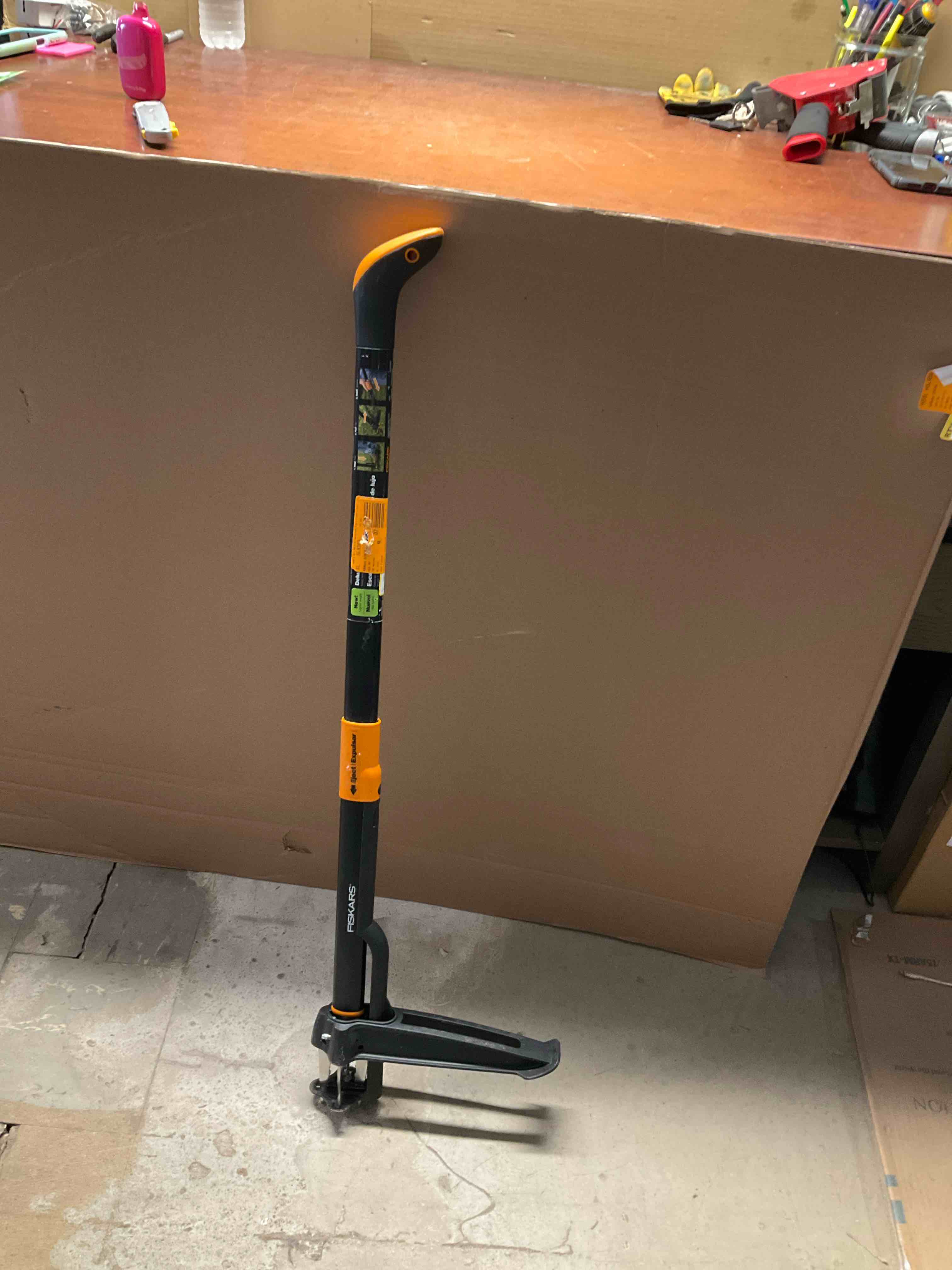Fiskars 39.25 in. Stainless Steel Weeder Aluminum Handle  Black and Orange