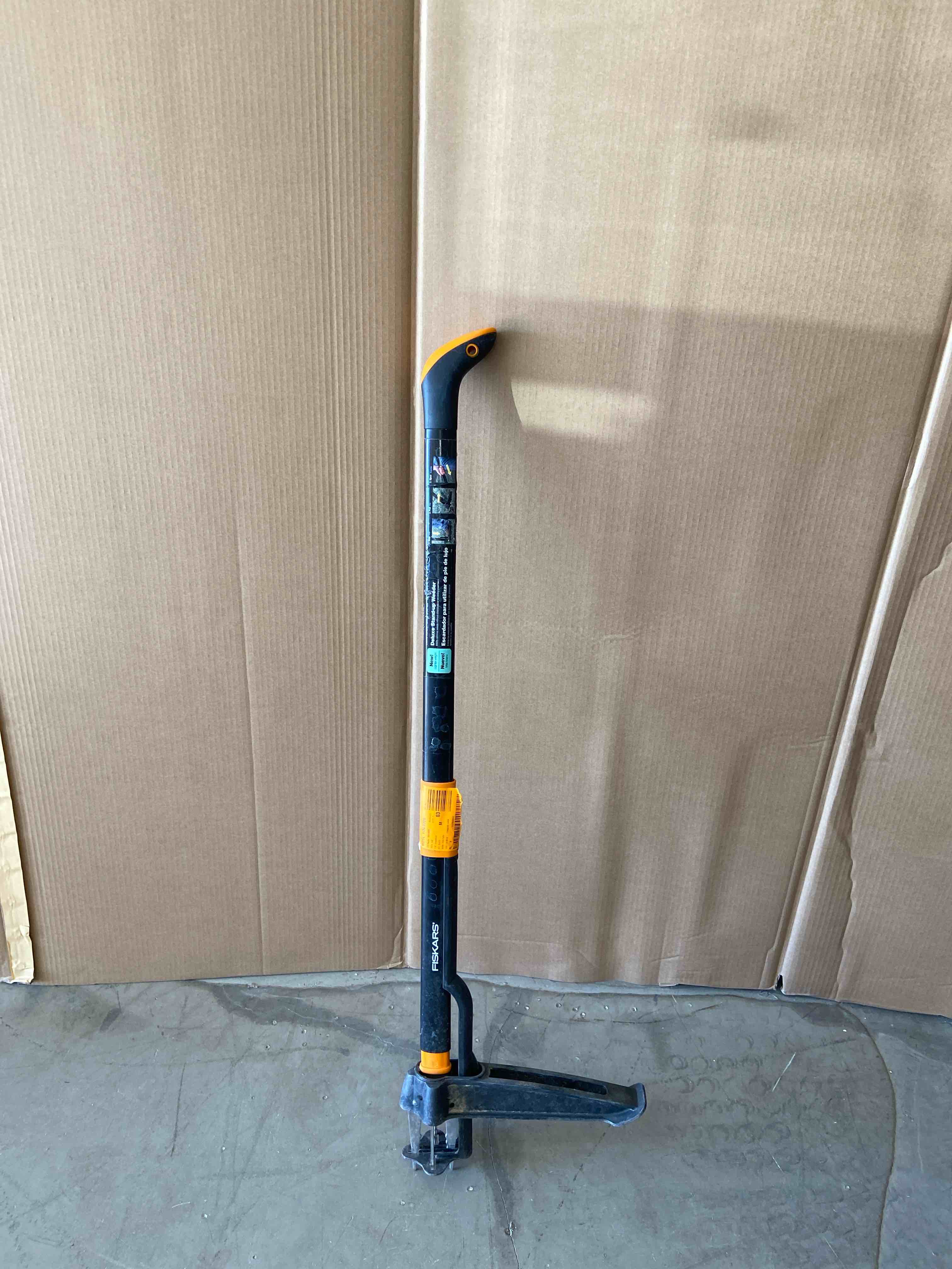 Fiskars 39.25 in. Stainless Steel Weeder Aluminum Handle  Black and Orange