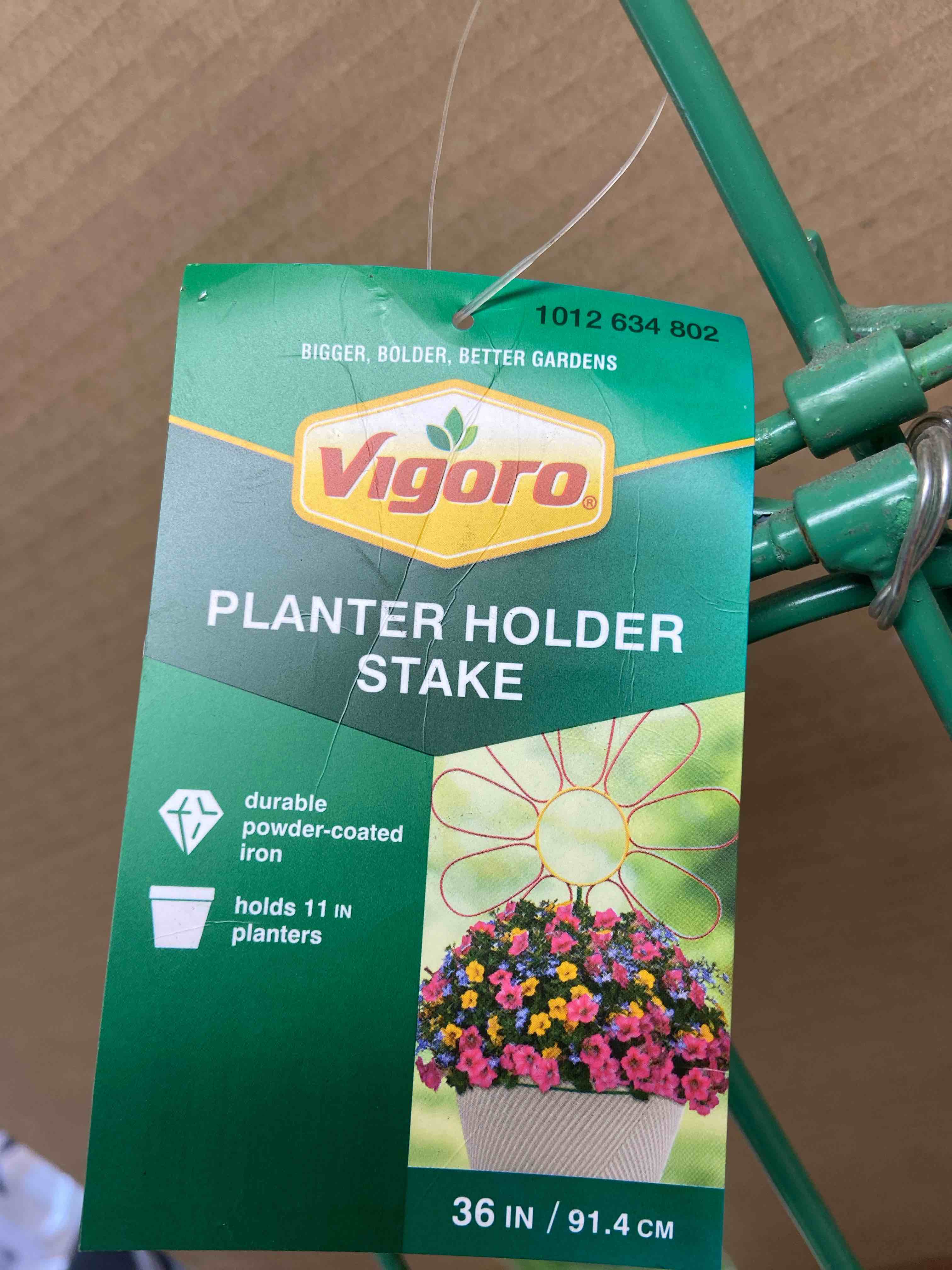 Condition photo showing Good Condition for metal garden decor