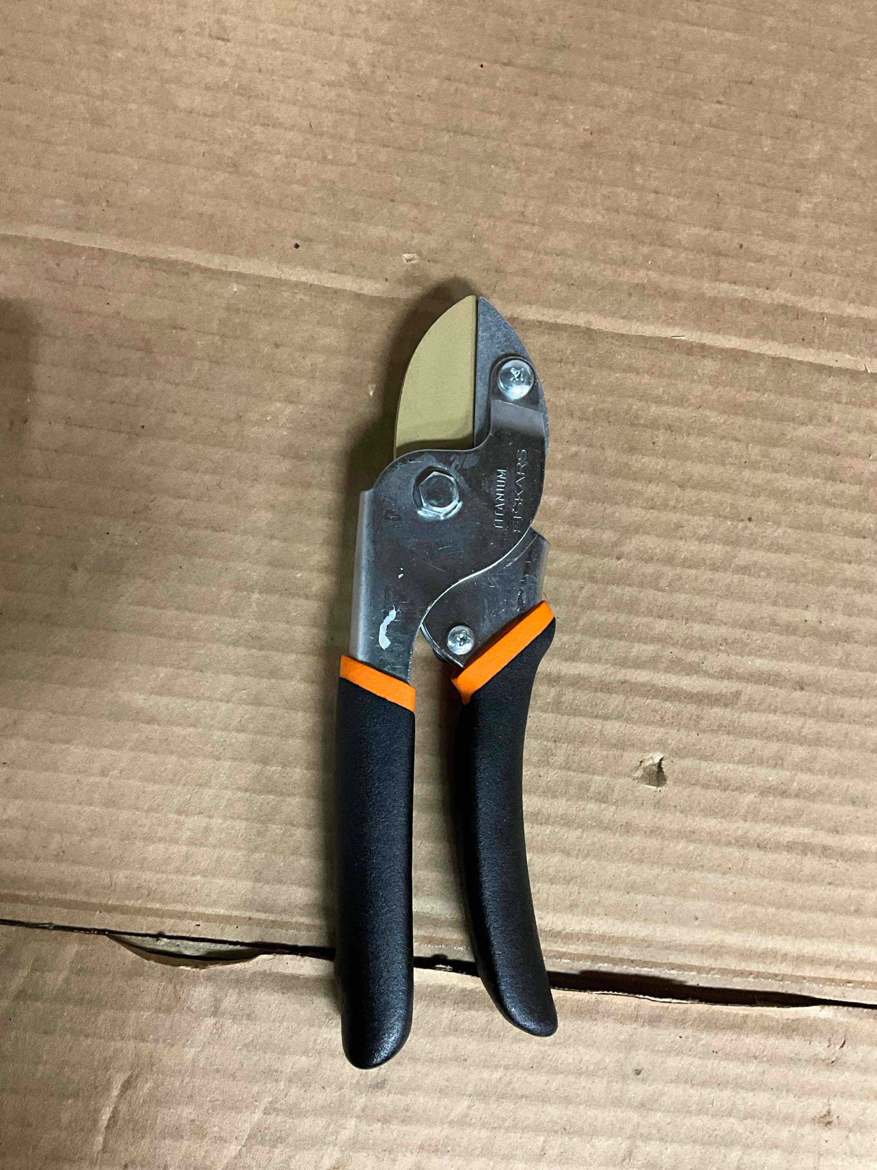 Condition photo showing New/Like New for 5/8 in. cut capacity titanium coated steel blade with non-slip grip anvil hand pruning shears