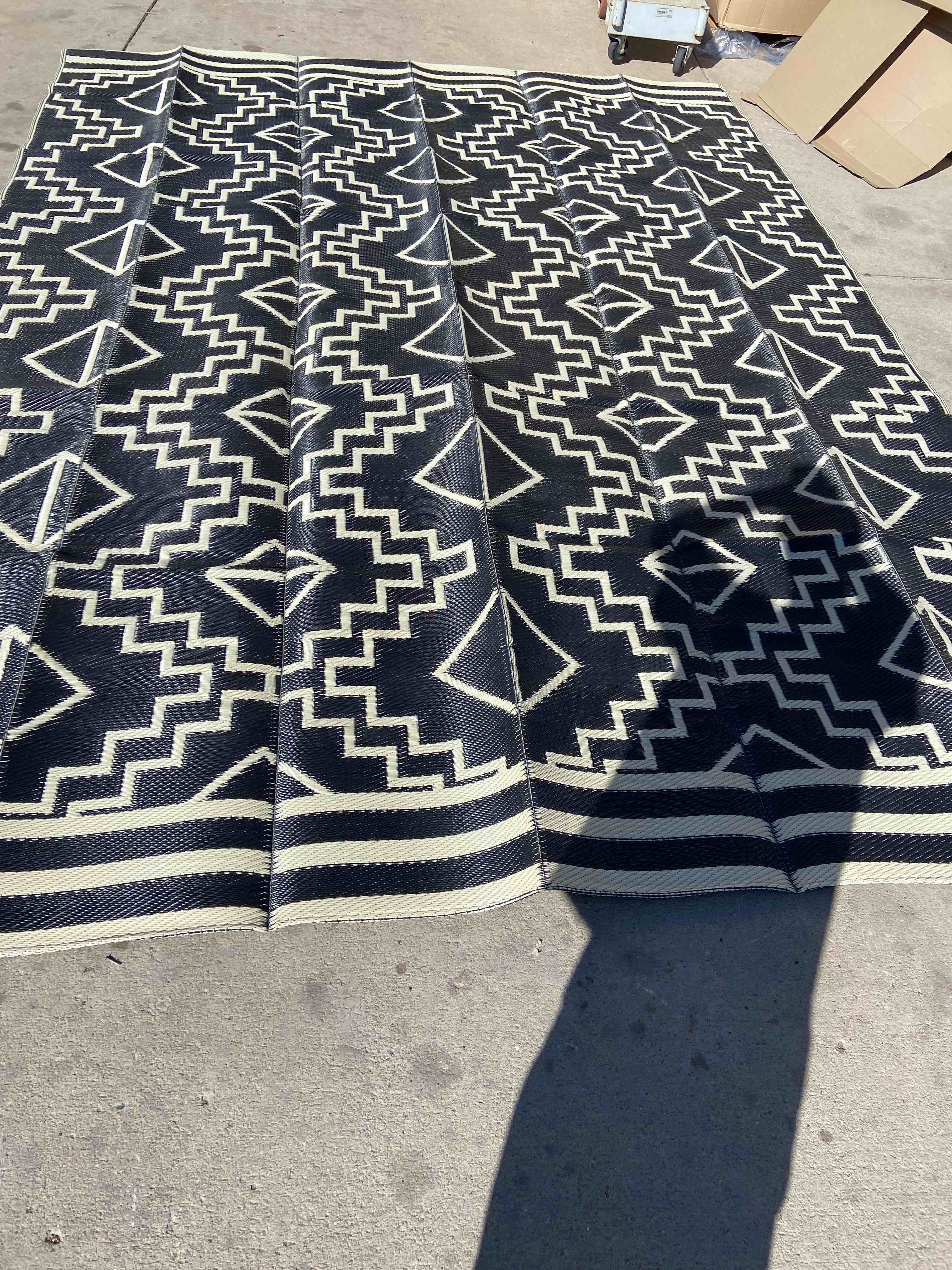 12’/9’ outside plastic straw reversible area rug black and beige 