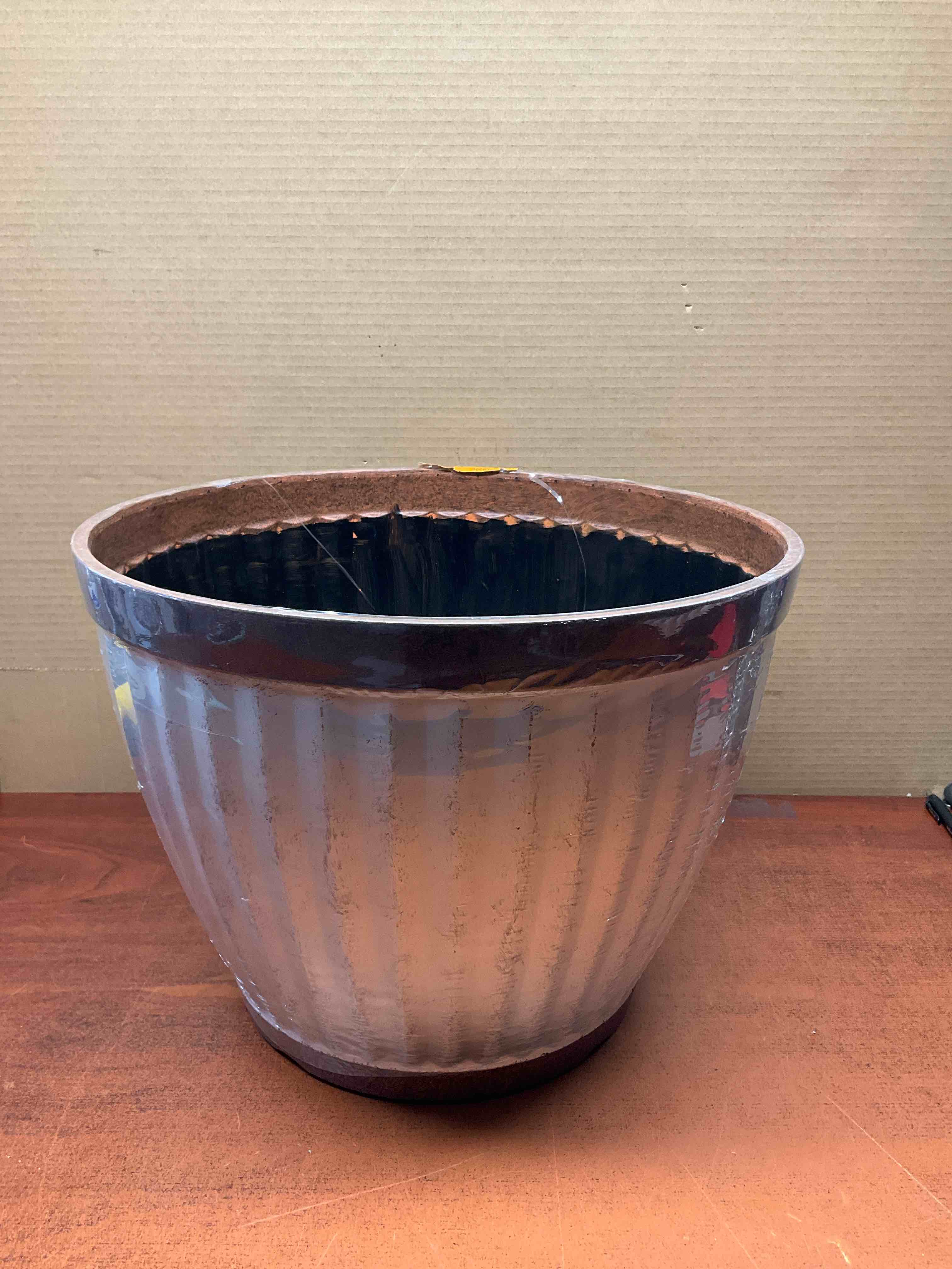 Spokane 16 inch round planter with copper tone lip