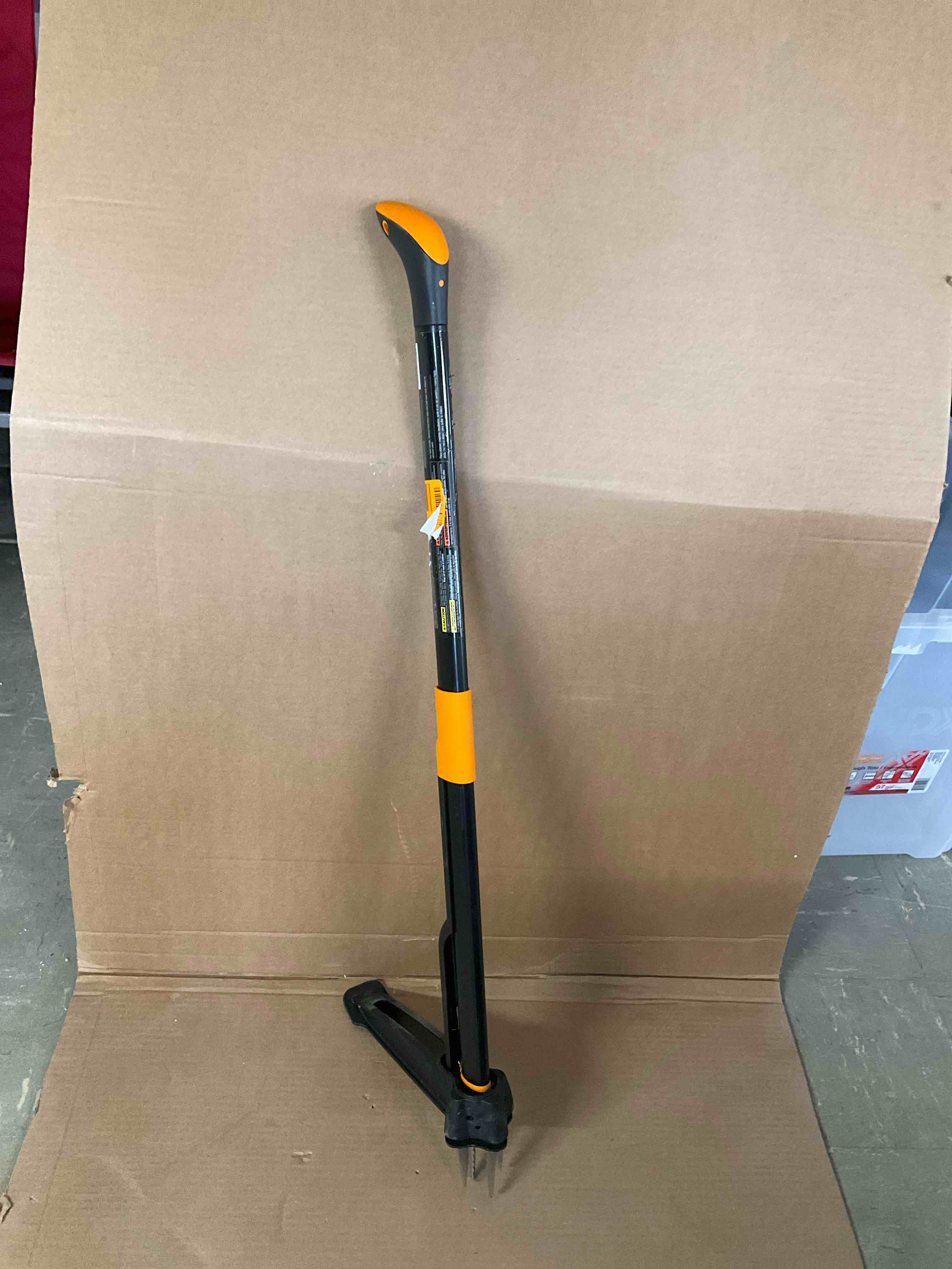 Fiskars 39.25 in. Stainless Steel Weeder Aluminum Handle  Black and Orange