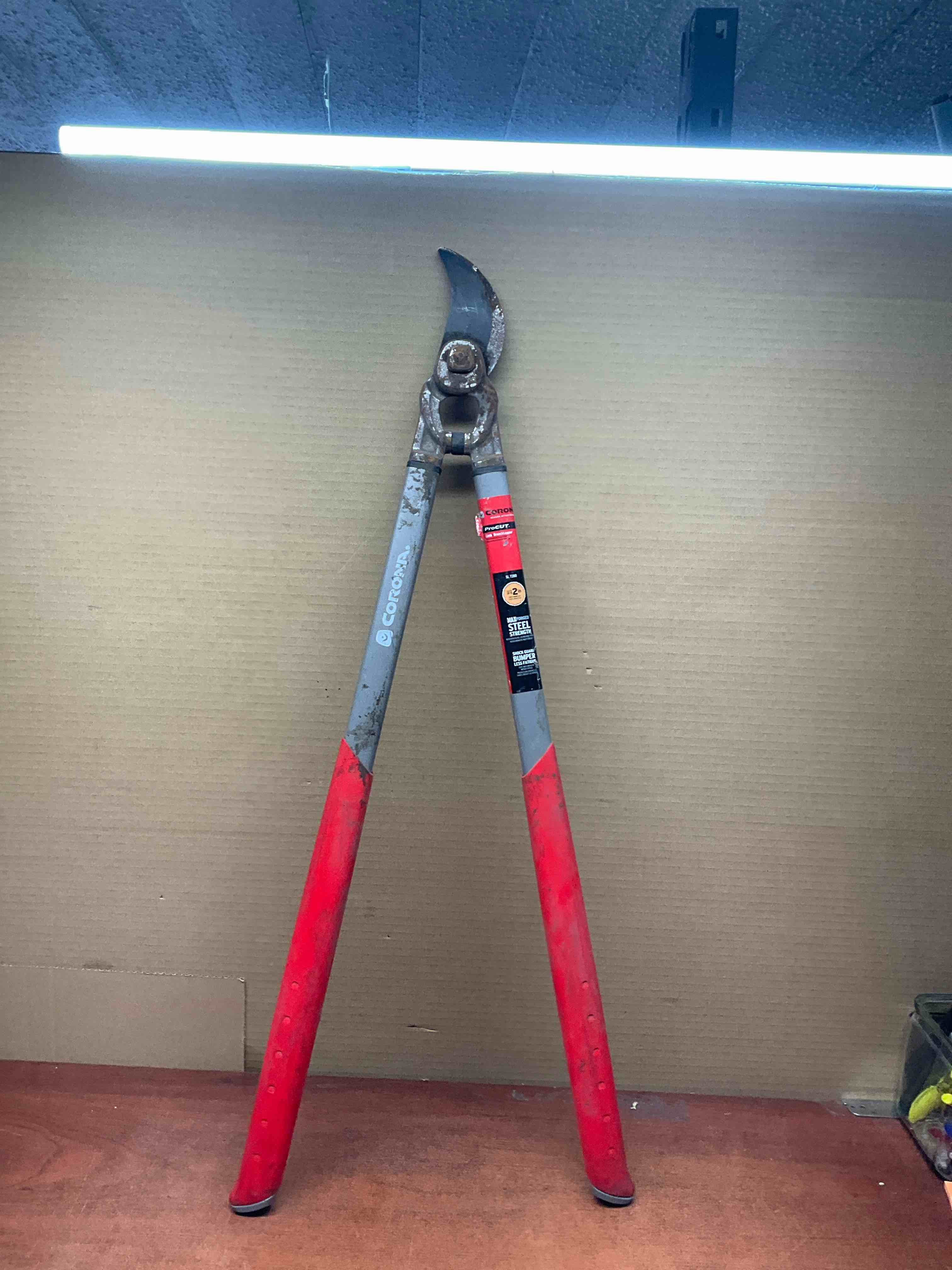 Corona Pro Cut Bypass Lopper - 31 Inch** rust on blade but still works good **