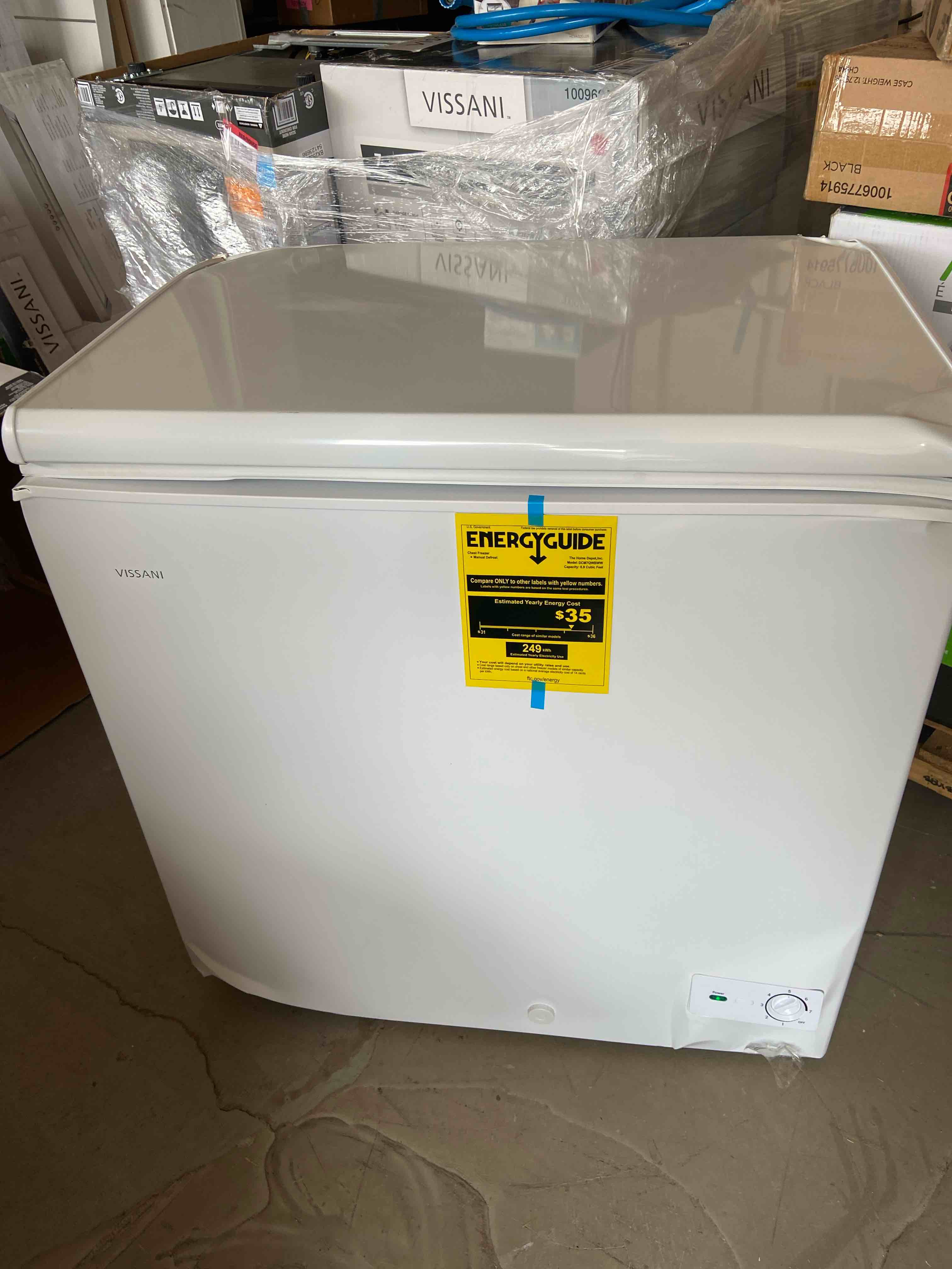 vissani 7 cu.ft chest freezer white *** door is not sealed will need to be realigned please see pictures 