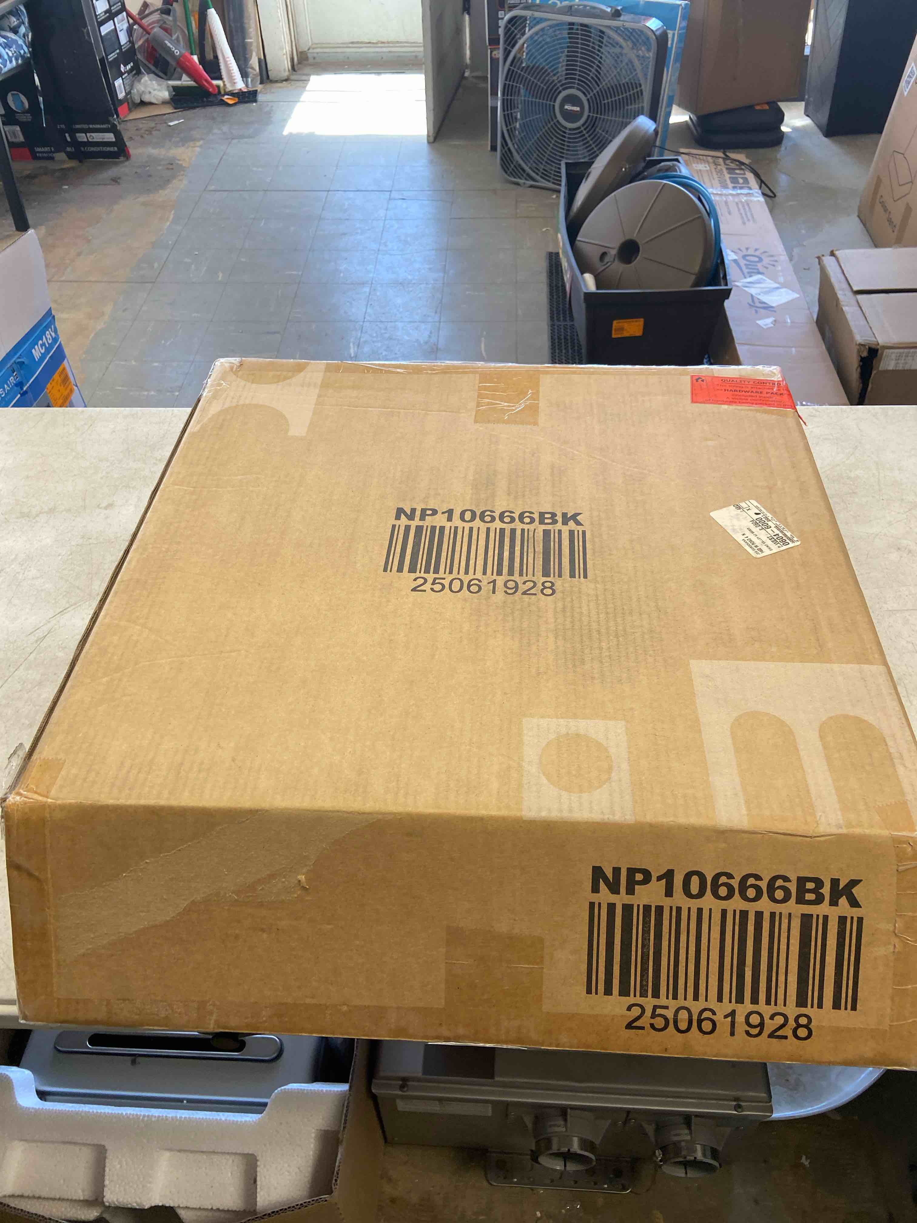 Condition photo showing New/Like New for 20” fillable umbrella base black