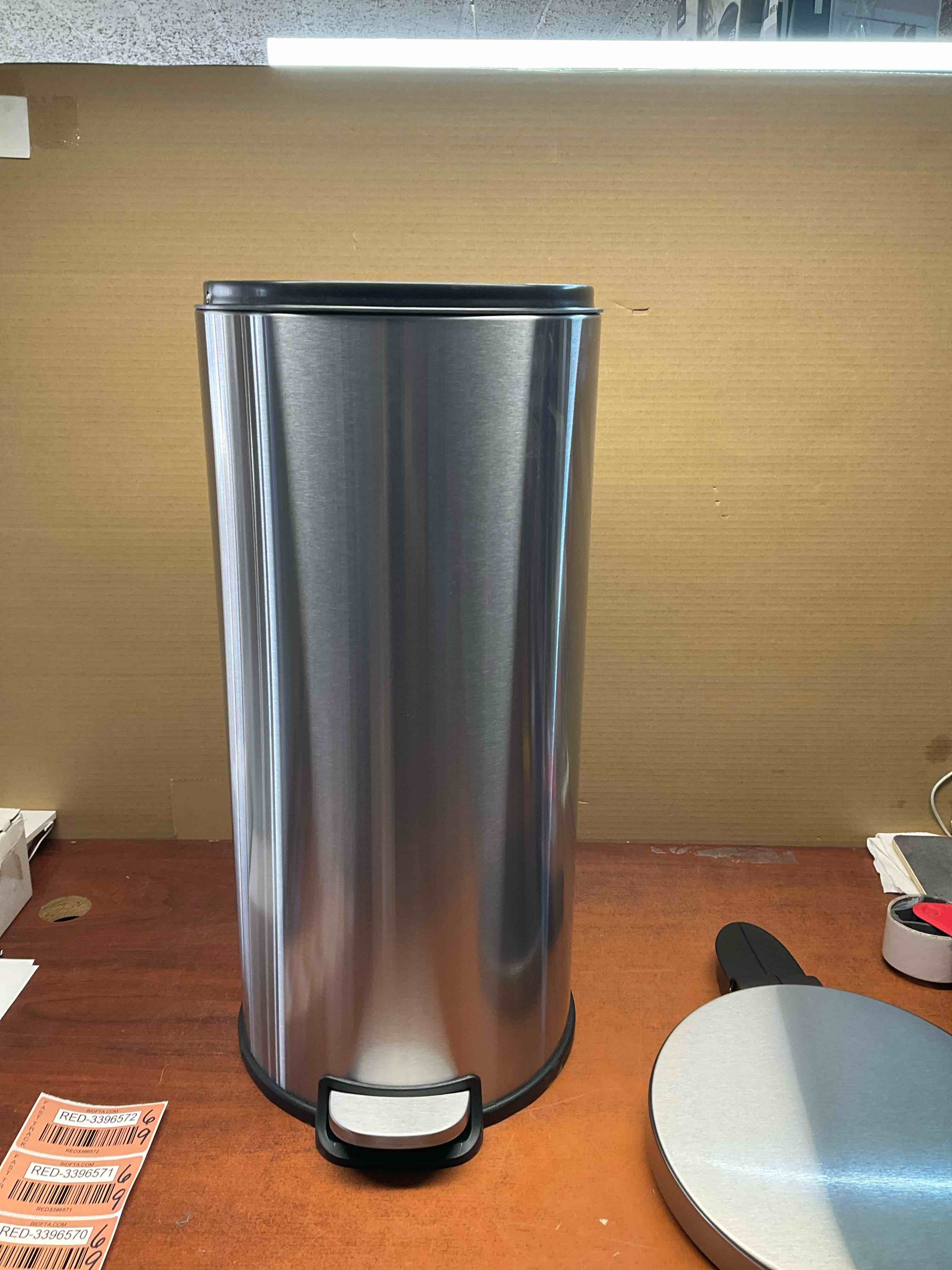 8 Gal. Stainless Steel Round Step On Trashcan** attached lid is broken otherwise in good condition please see pictures ***