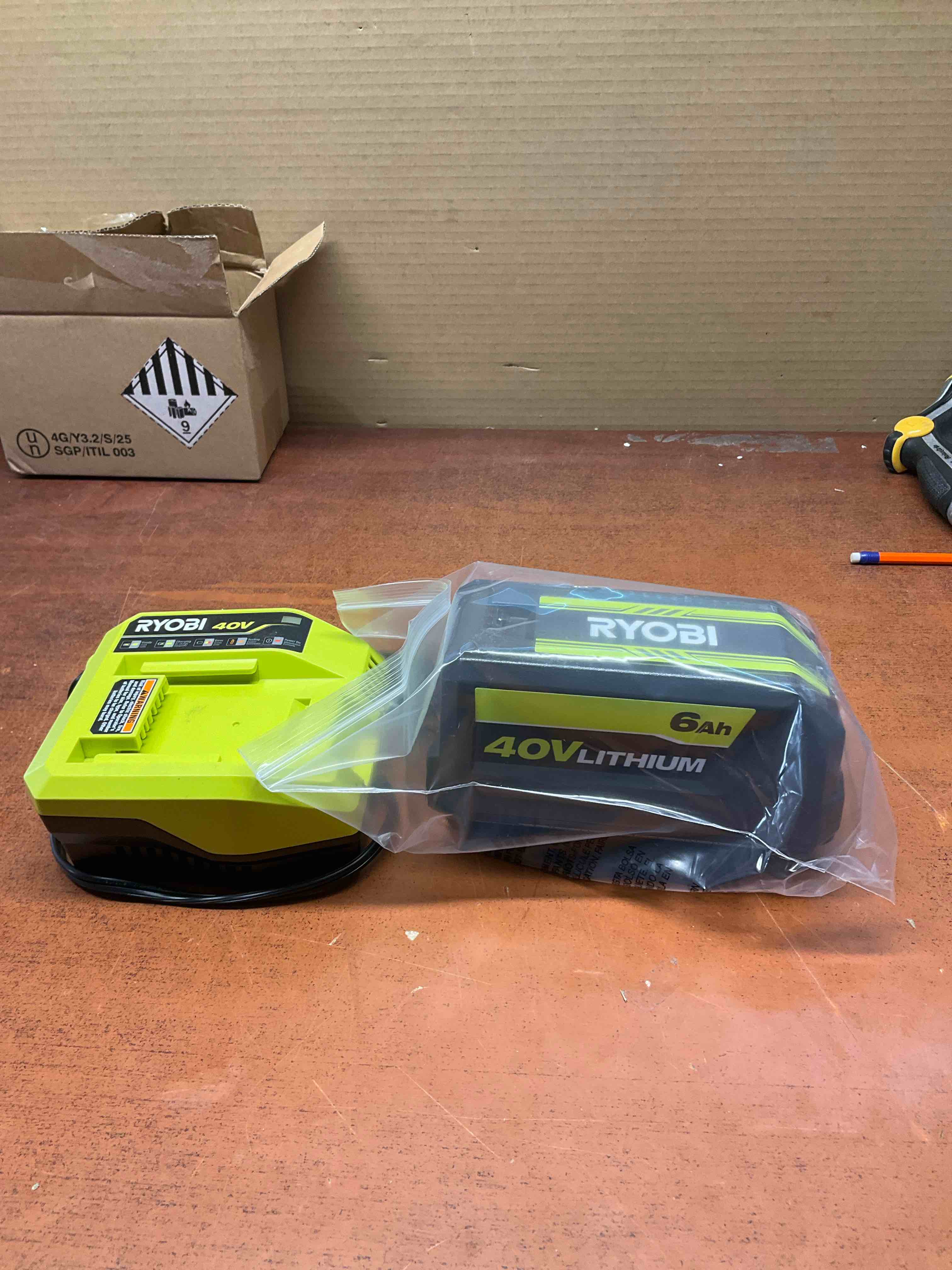 RYOBI 40 Volt 6 Ah with charger 