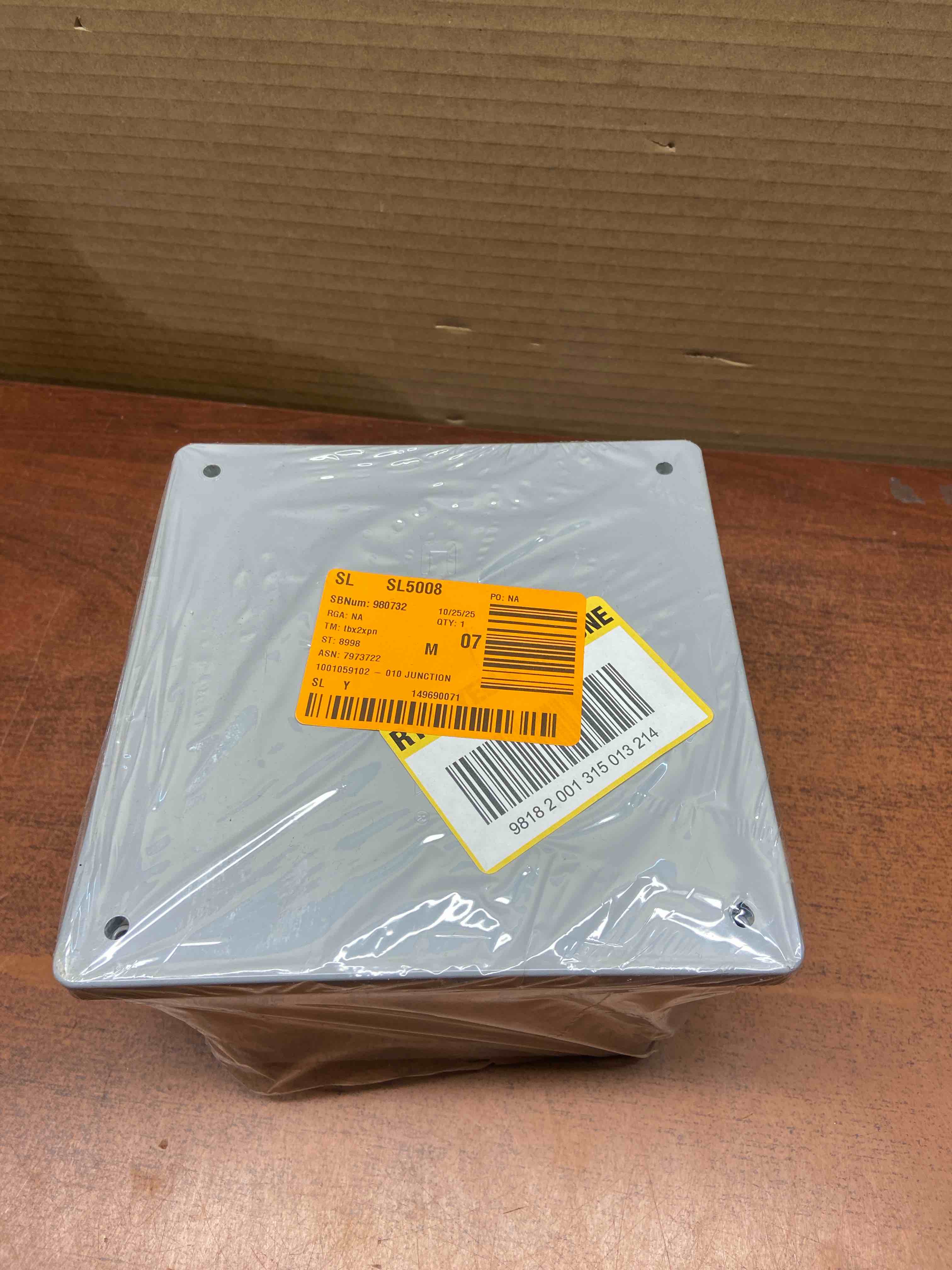 ** Broken wall tabs**Cantex Electrical Box PVC 6-3/4x6-3/4x4-1/8 in. 5133710