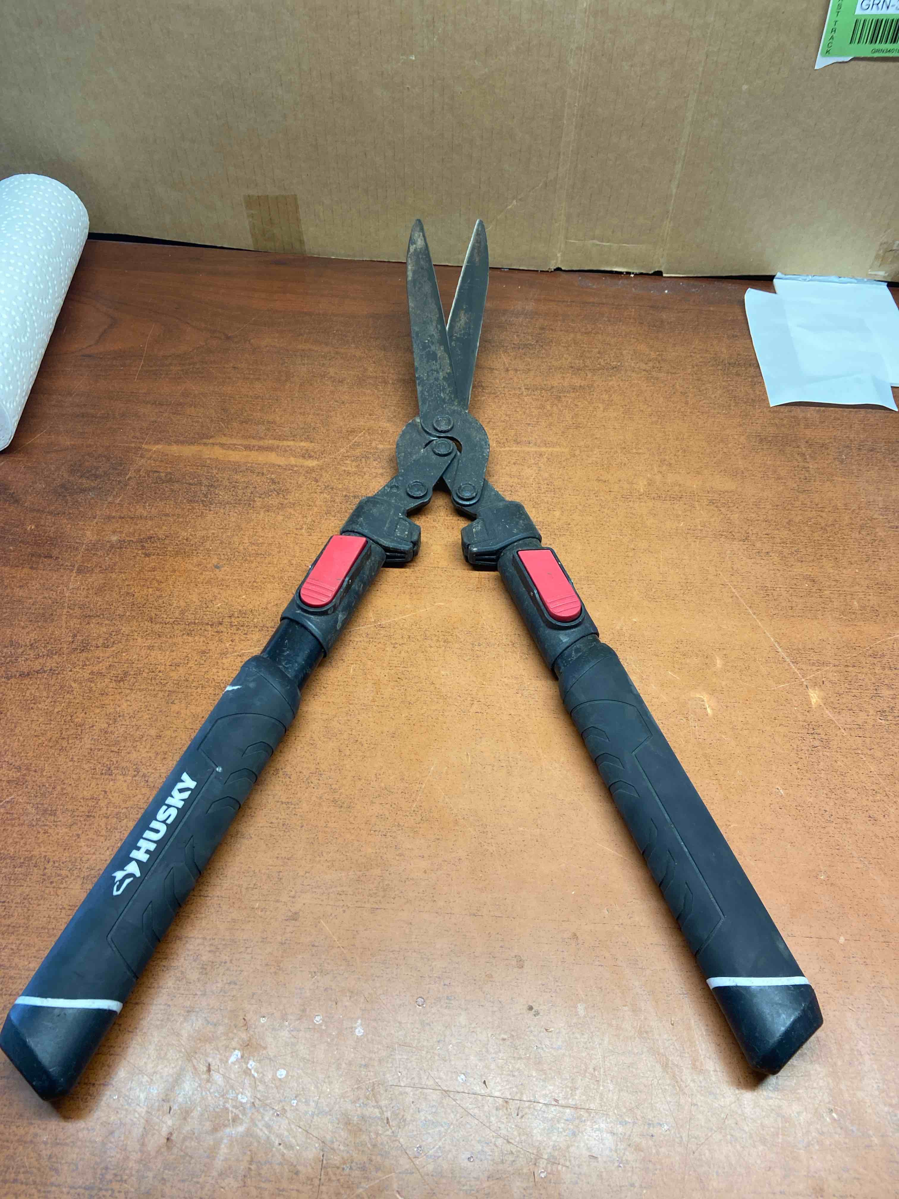 24” Husky bush trimmer ** left handle will not lock