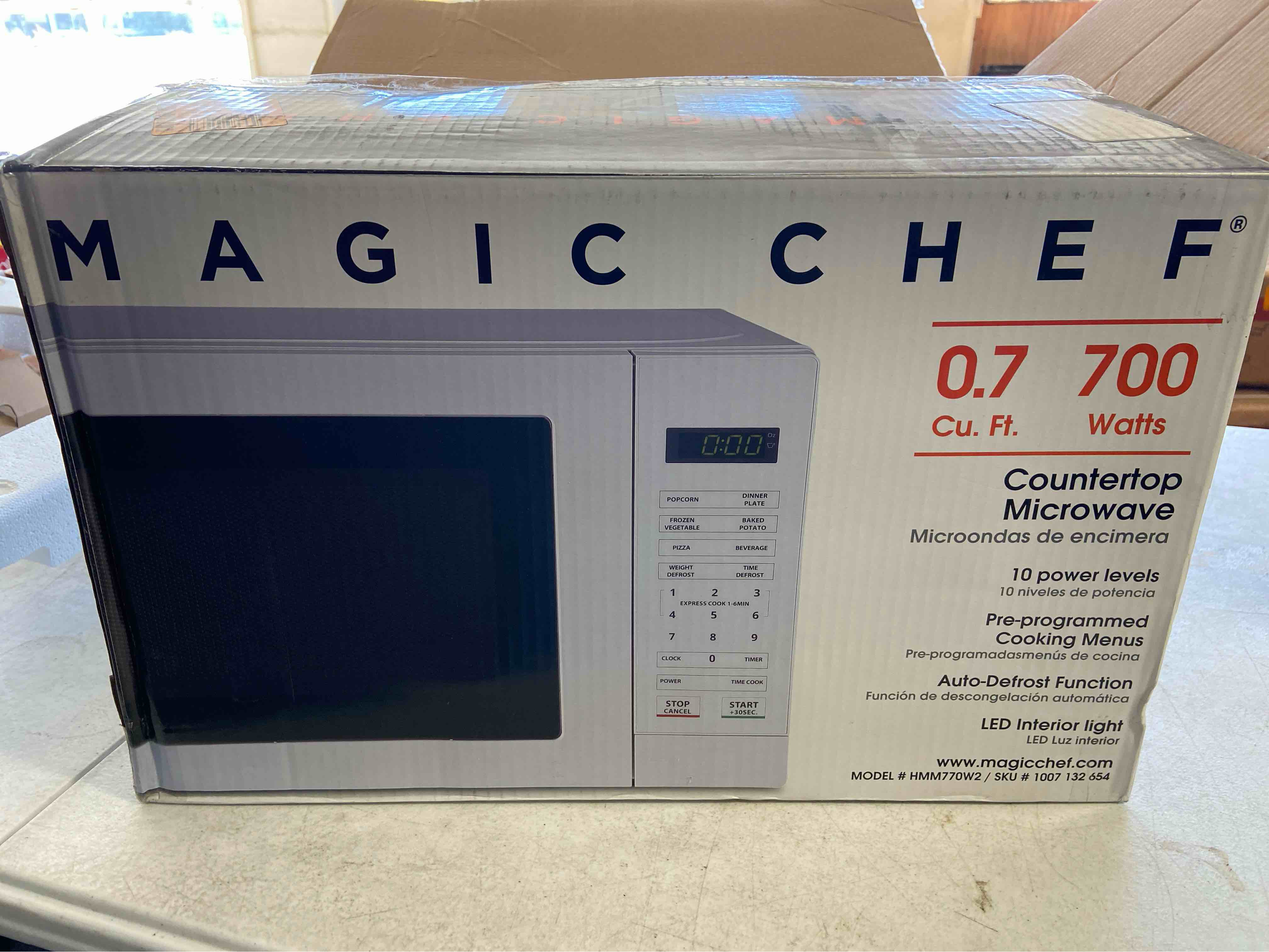 Magic Chef 0.7 cu. ft. 700-Watt Countertop Microwave ** dent on top please see pictures **in White