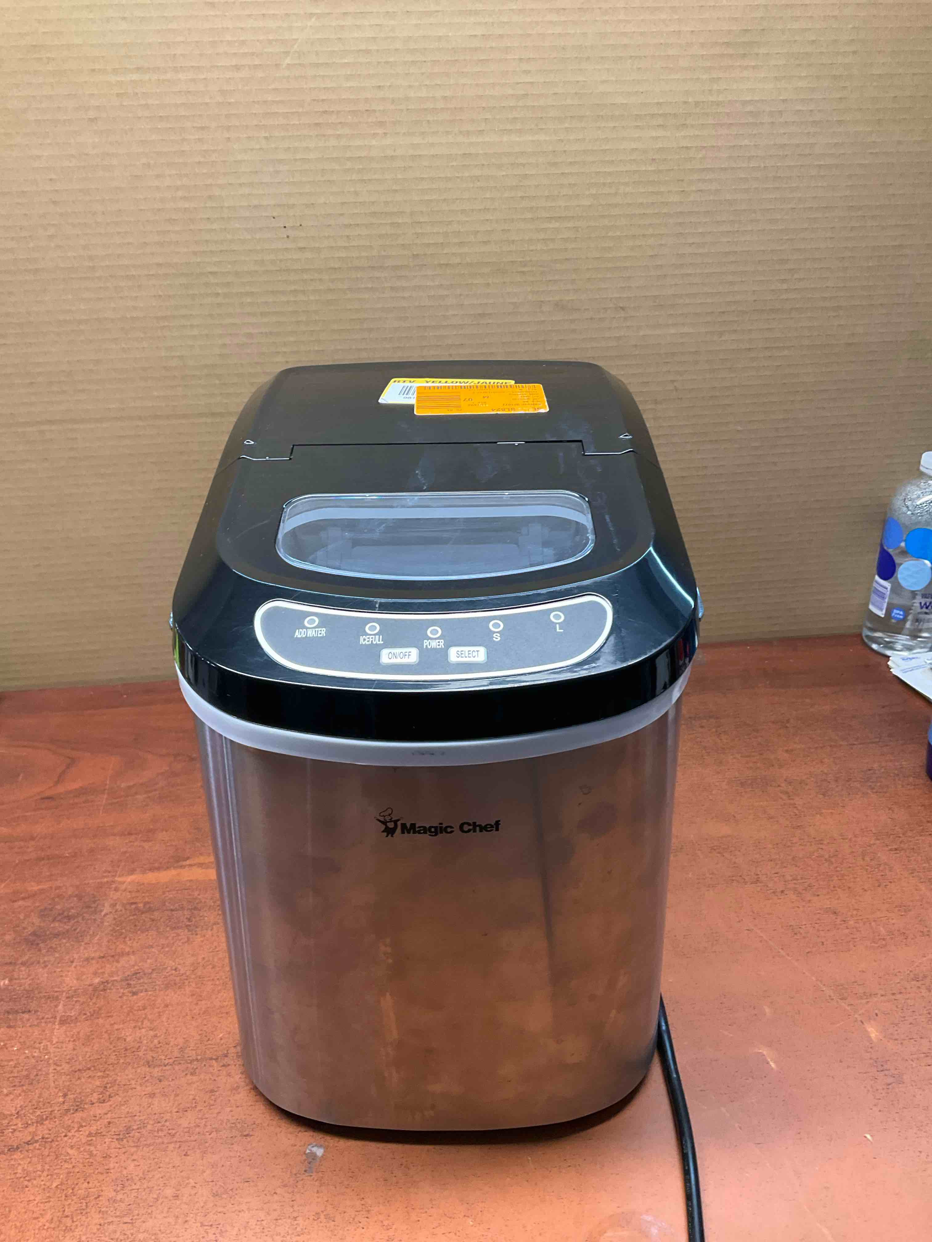Magic Chef 27-Lb. HNIM27ST / Countertop Ice Maker*** previously light use looks to be good plugged in and turned on ***