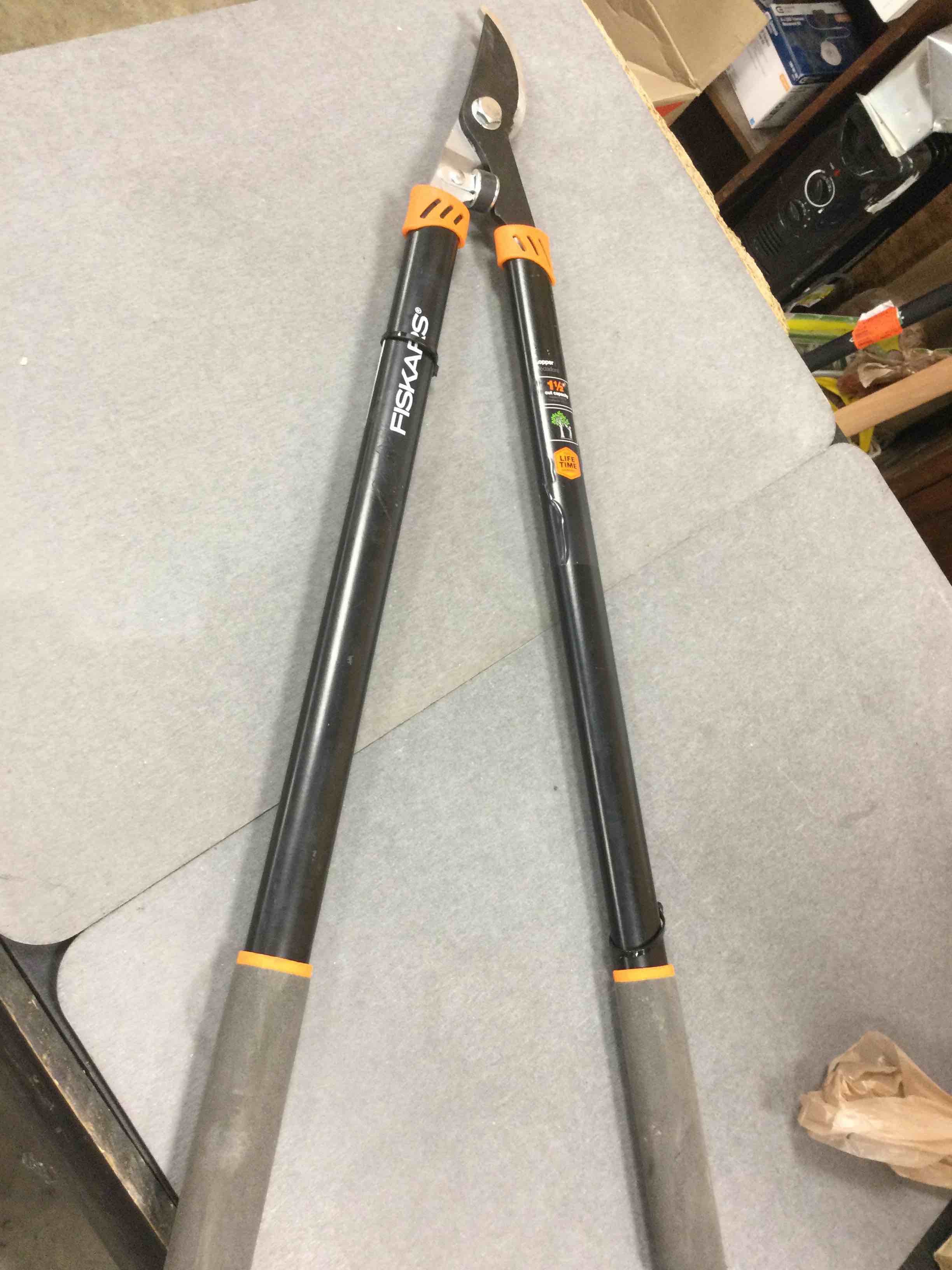 Fiskars Bypass Lopper With Non Slip Grip Aluminum Handle (28 Inch)