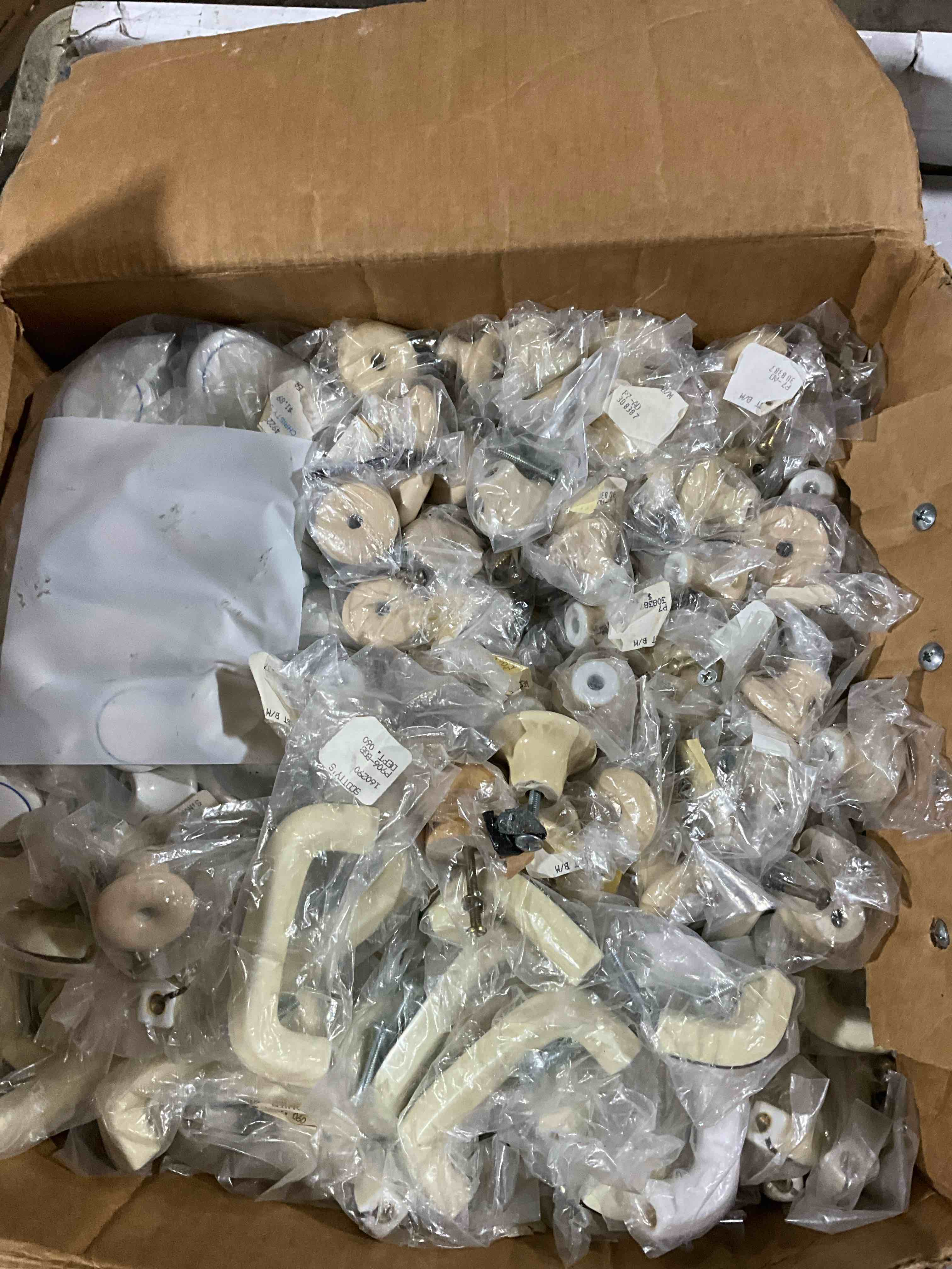 Box of 100 Assortment Knob Handles 