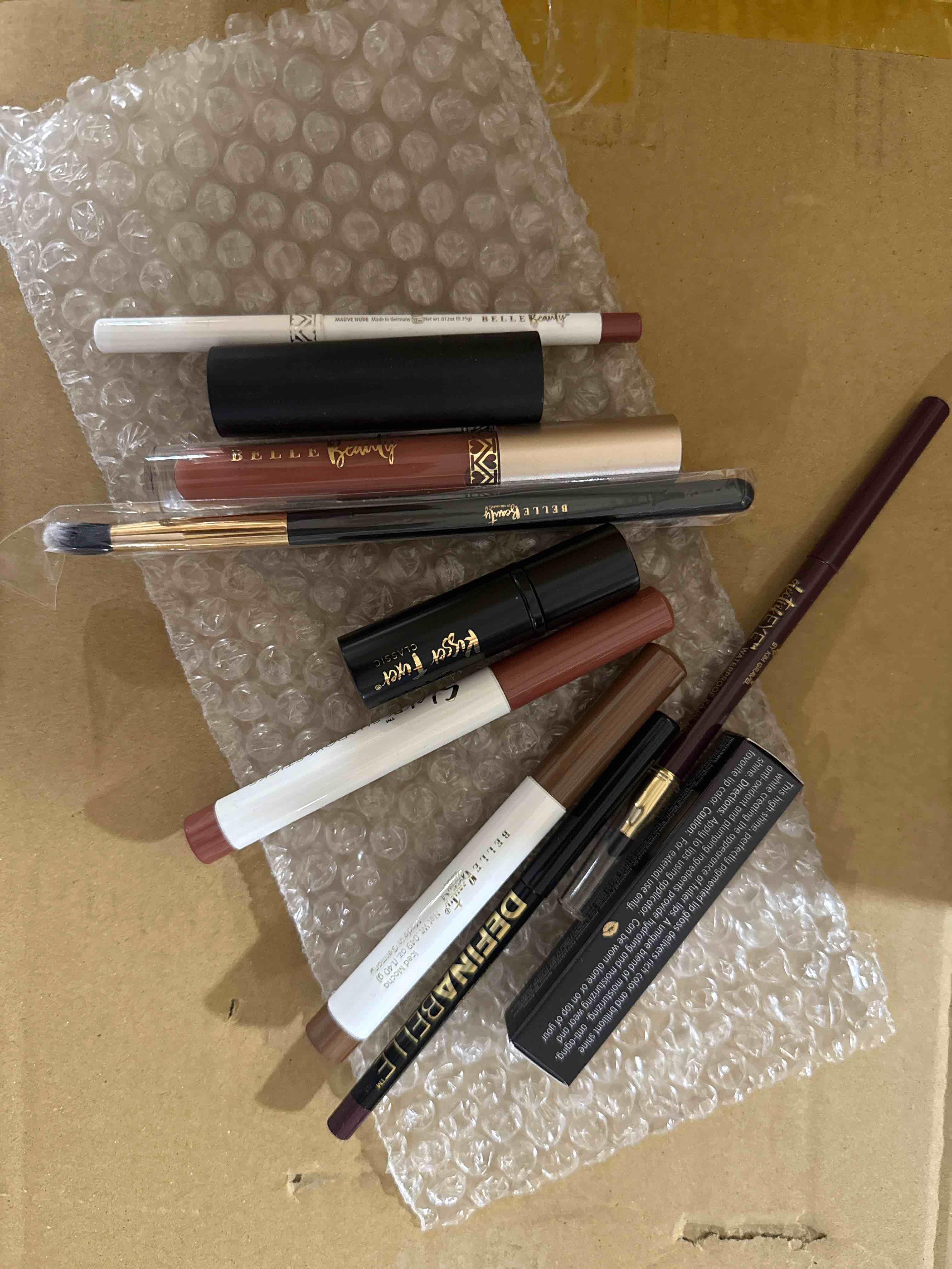 https://s3.amazonaws.com/lotting-images-prod/makeup10_1758136138838.jpeg
