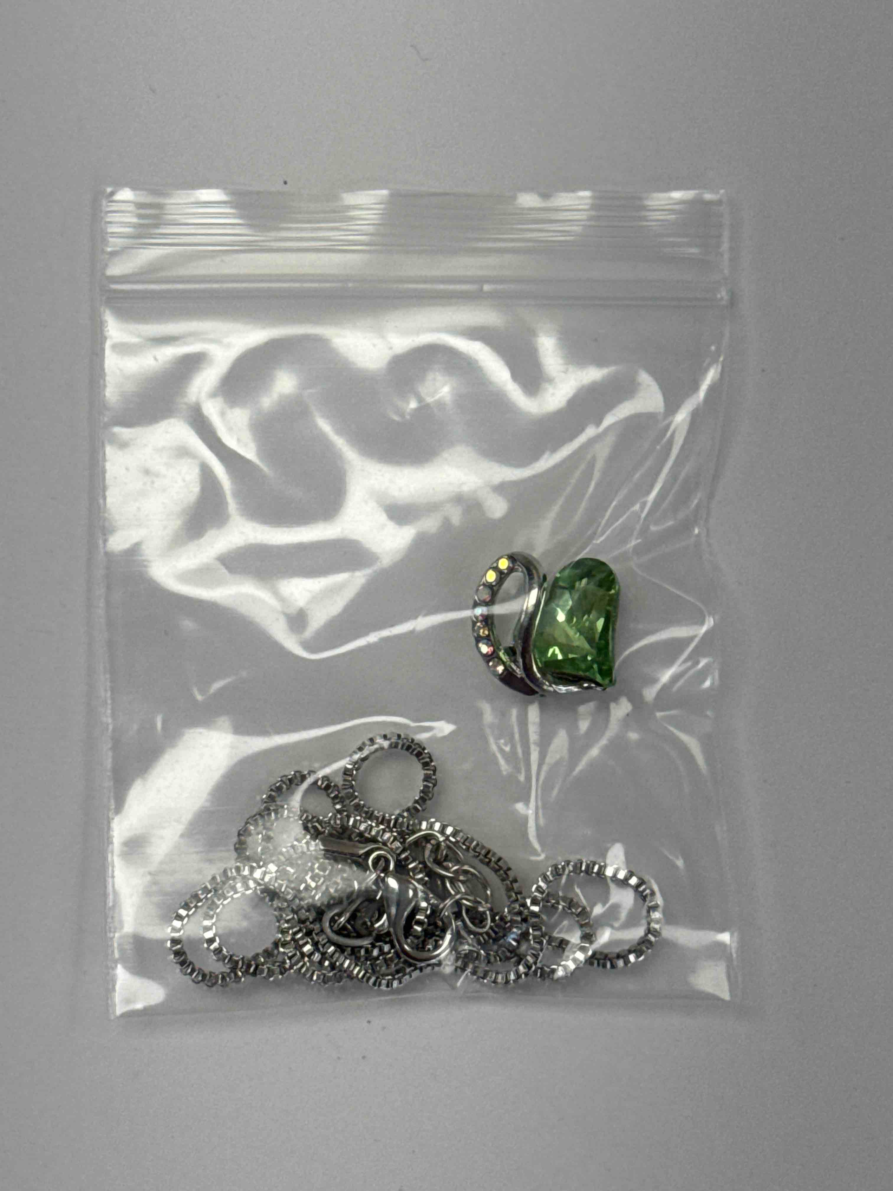 https://s3.amazonaws.com/lotting-images-prod/necklacegreen_1776779785761.jpeg