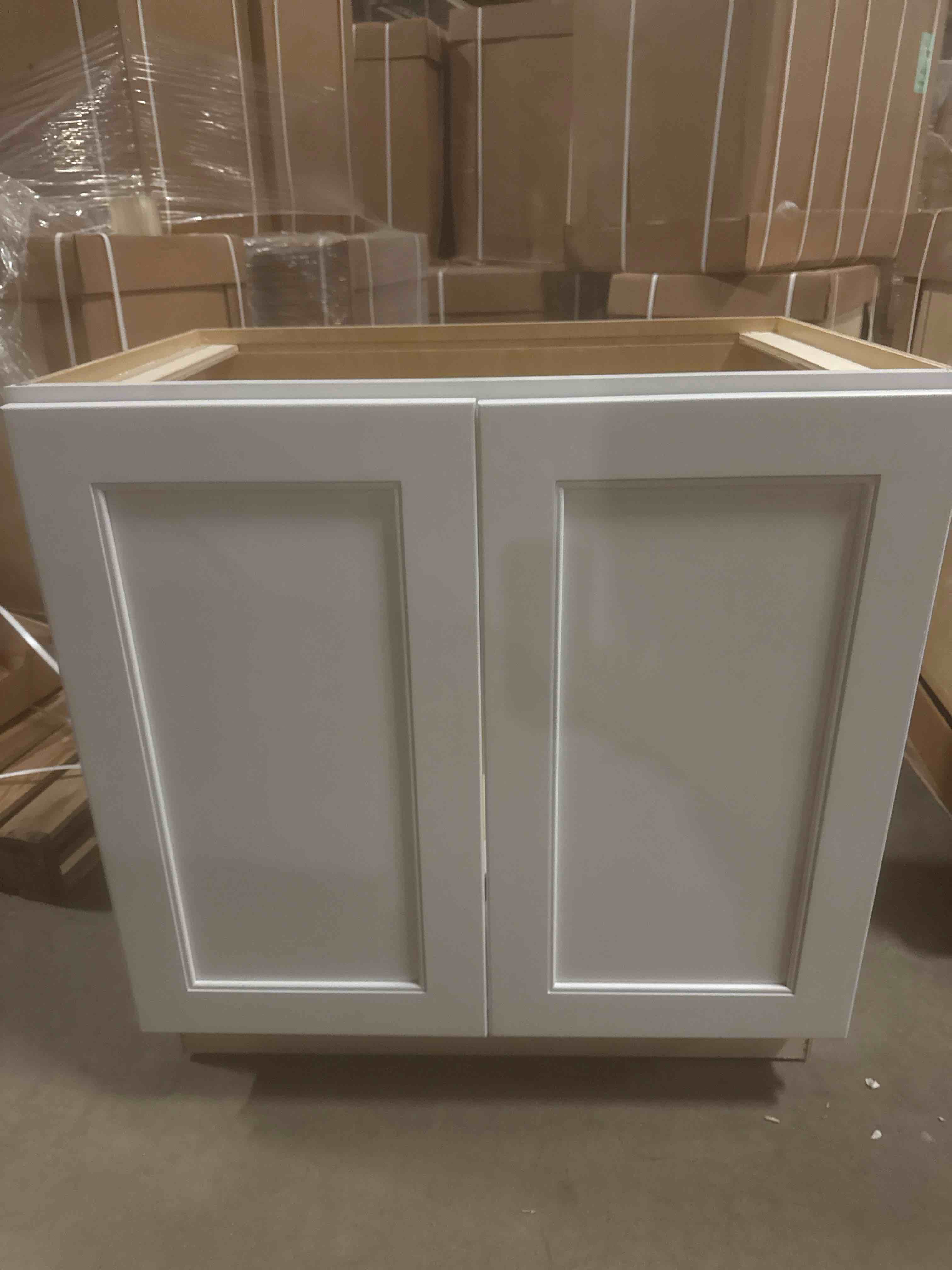 33” base vanity cabinet in white 33”x21”x35”