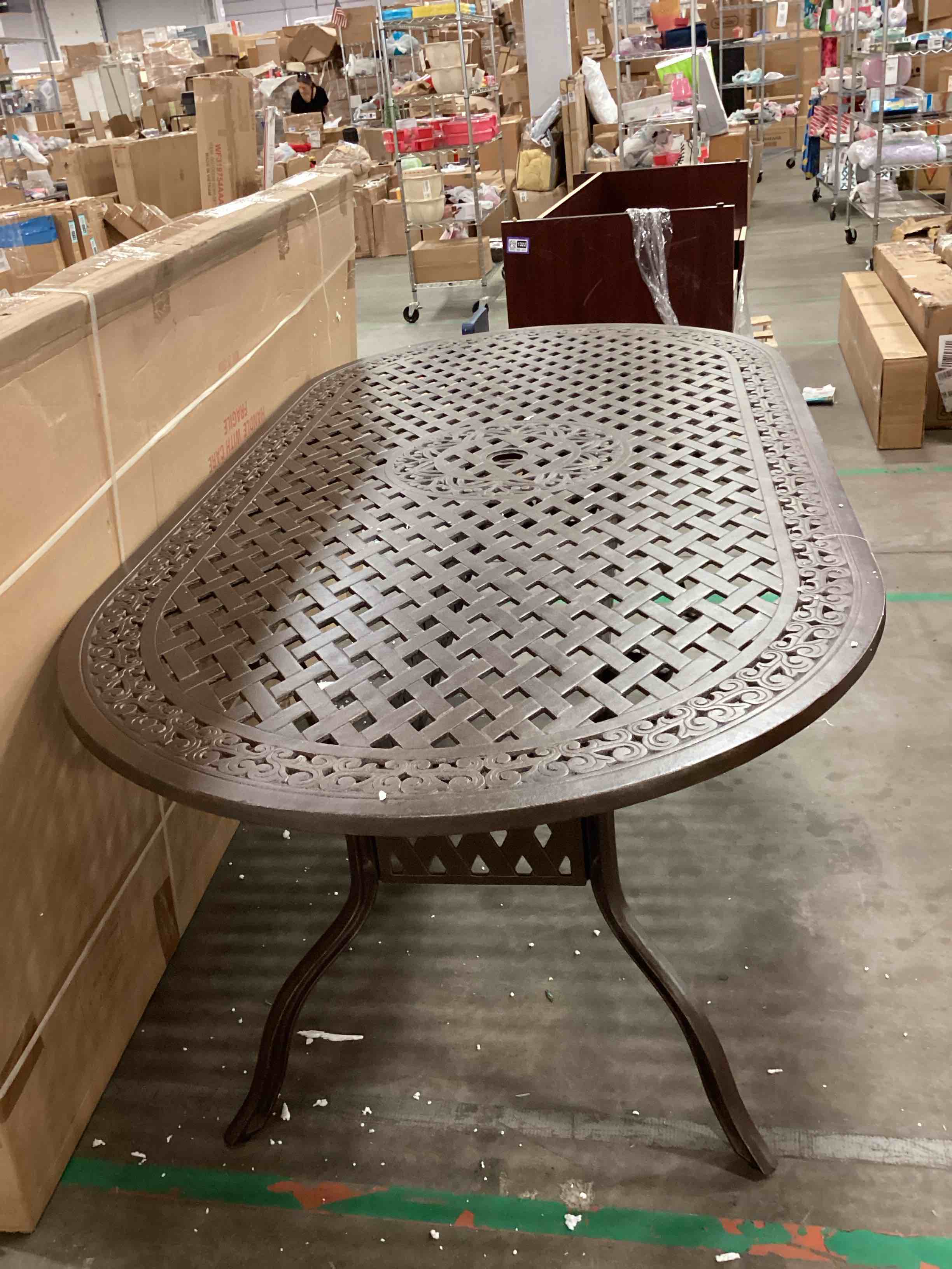 https://s3.amazonaws.com/lotting-images-prod/ovaltablebronze_1752259597277.jpeg