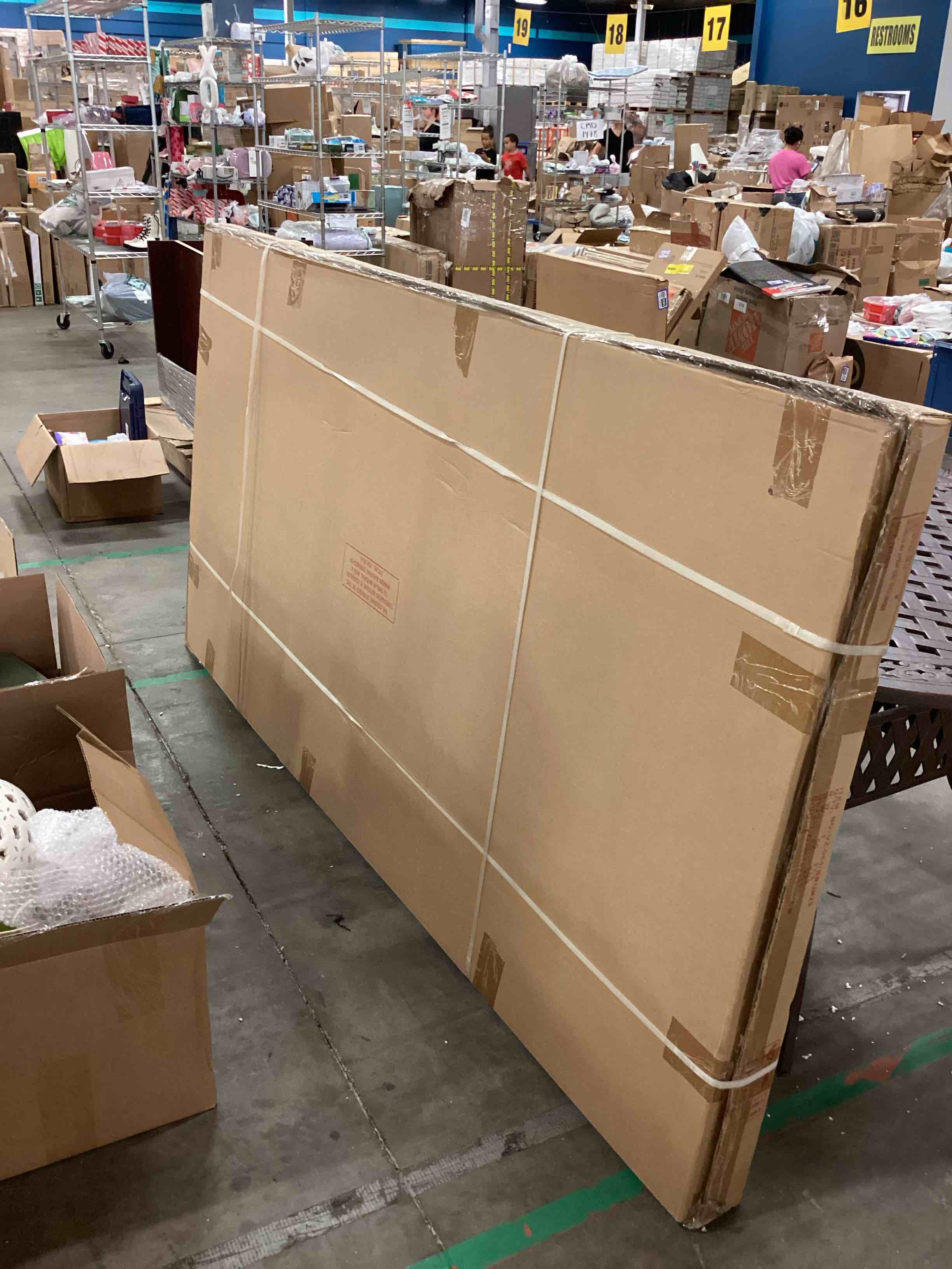 https://s3.amazonaws.com/lotting-images-prod/ovaltablebronze_1752259703512.jpeg