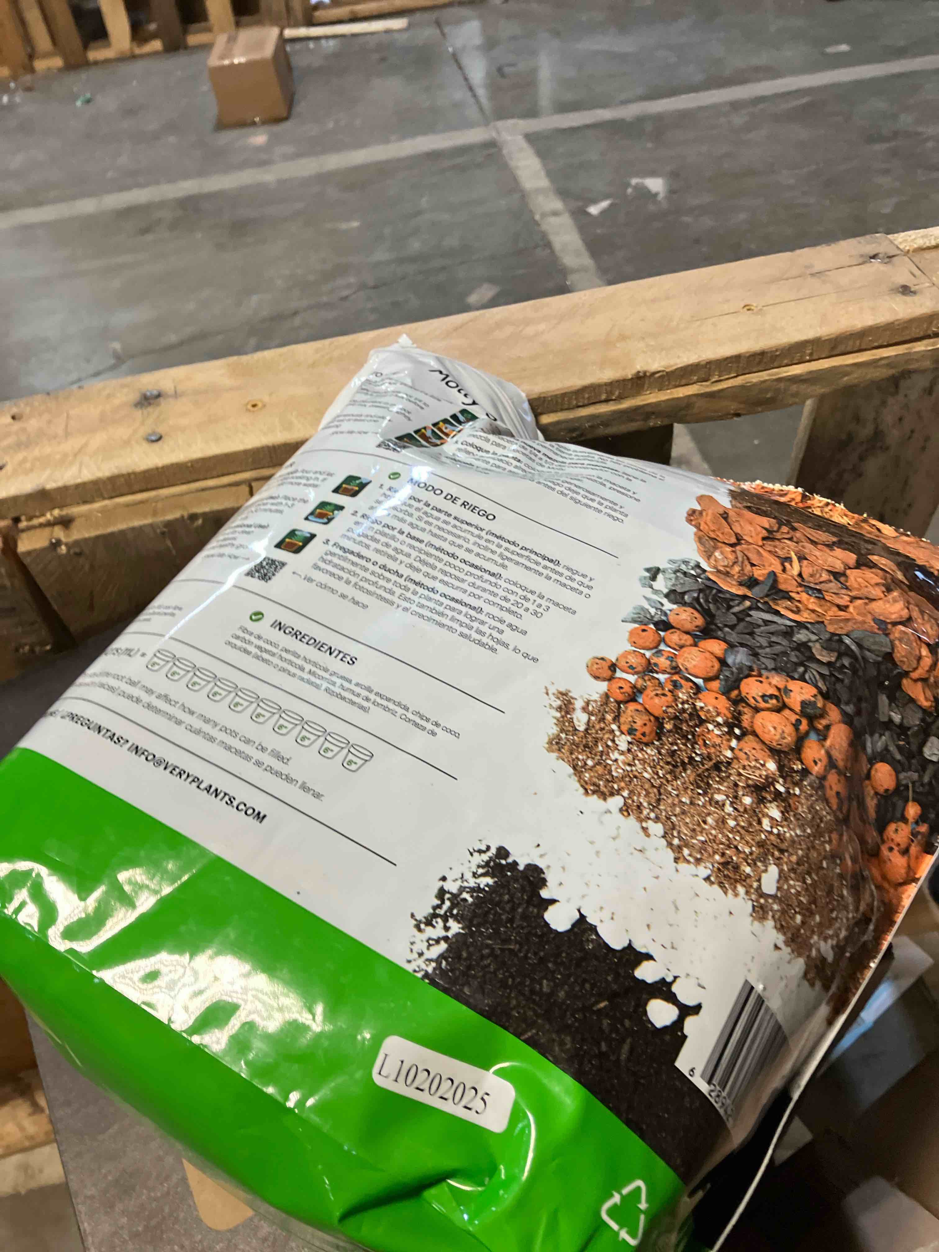Condition photo showing Good Condition for Molly's Aroid Mix - Premium Soilless Potting Mix for Houseplants - Fast Draining, Chunky & Easier to Water vs. Soil for Indoor Plants - with Bark, Coco Chips, Worm Castings, Mycorrhizae 3 Dry Quarts Houseplants & Aroids 3 Dry Quarts ( Open Bag)