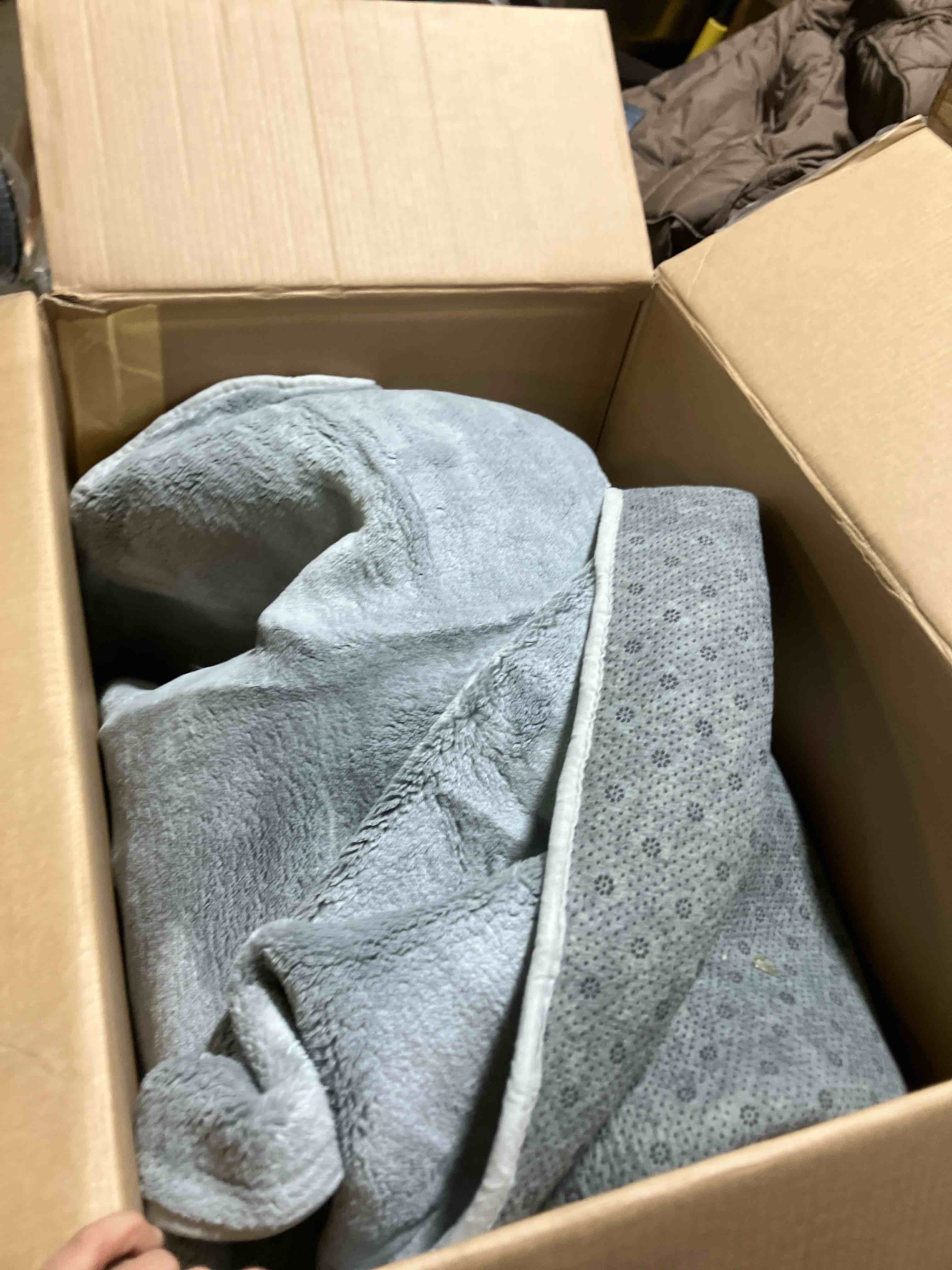 Condition photo showing Good Condition for Amearea Large Modern Area Rugs for Bedroom Living Room, 8x10 Feet Grey Thickened Memory Foam Rug, Fluffy Indoor Washable Rugs Non Slip Minimalist Carpet for Boys Girls Dorm Nursery Room Decor