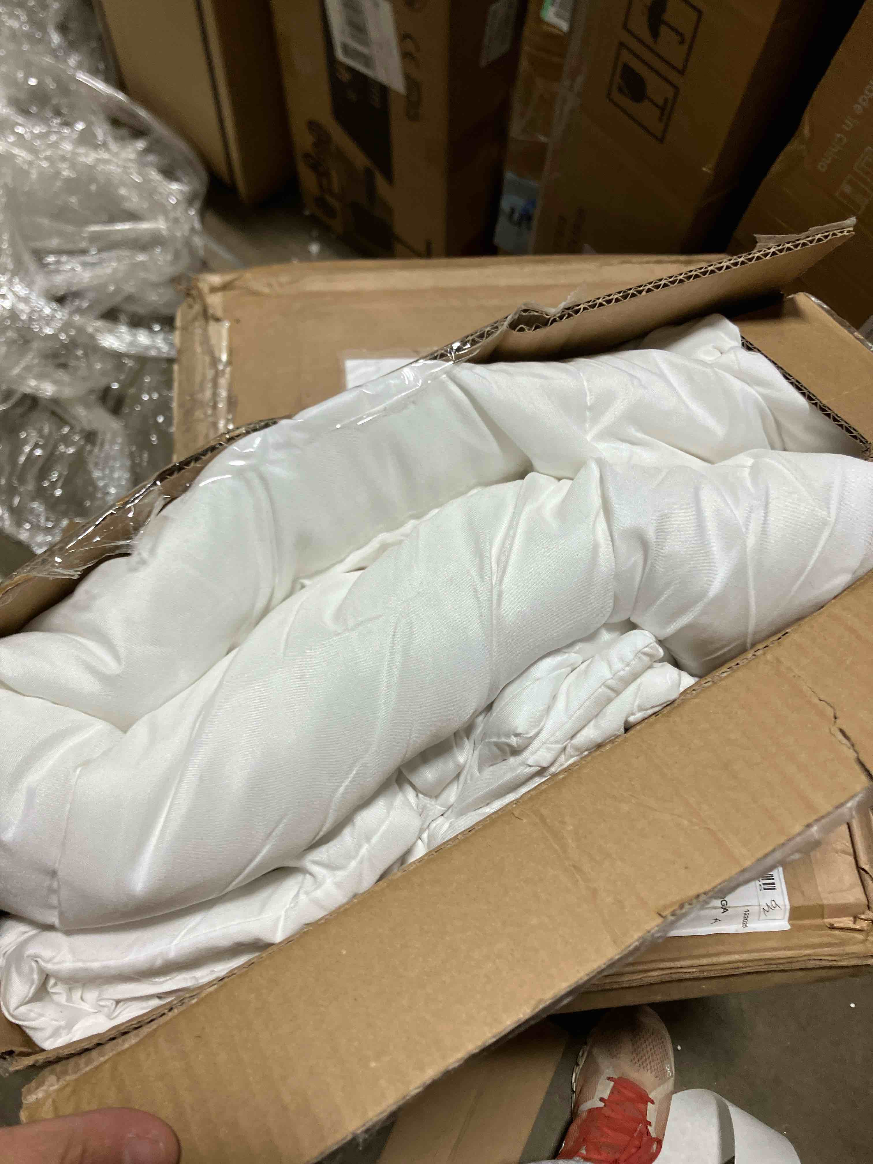 Condition photo showing New/Like New for Wayfair Sleep Lightweight Down Alternative comforter ( TWIN)