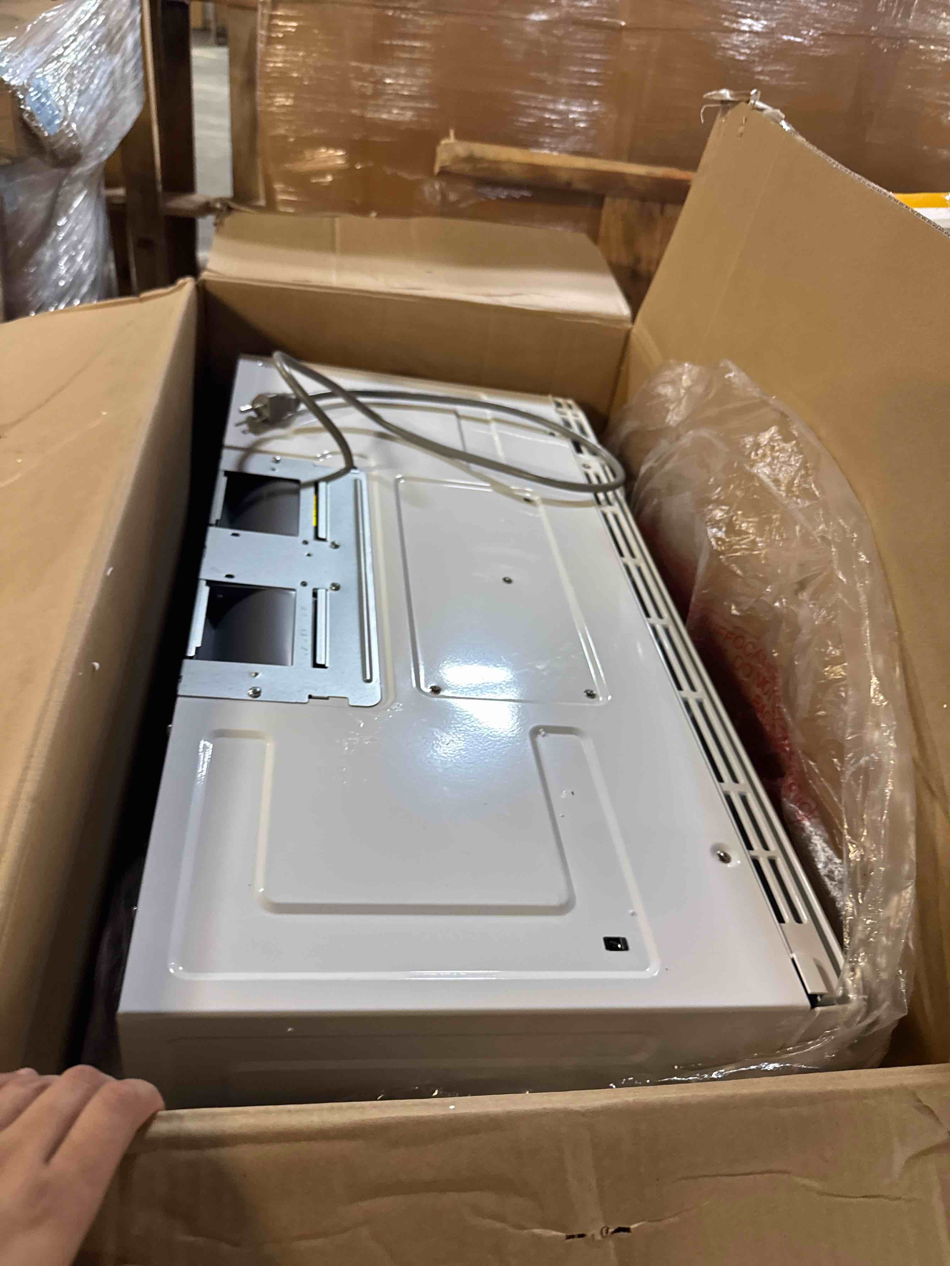 Condition photo showing Good Condition for black+decker over the range microwave oven with vent and one-touch auto cooking, 1.7 cu. ft. otr over stove microwave, white, 1000 watts, em044k6cf-wh