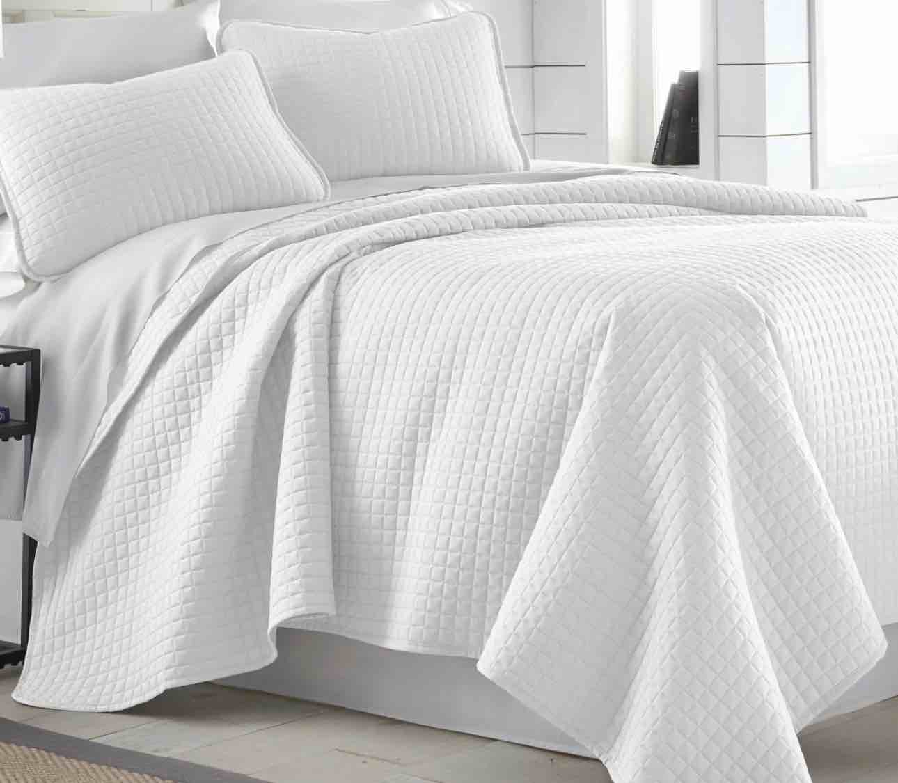 Vilano Springs Oversized Light - Weight Hotel Quality Quilt Set with Matching Shams