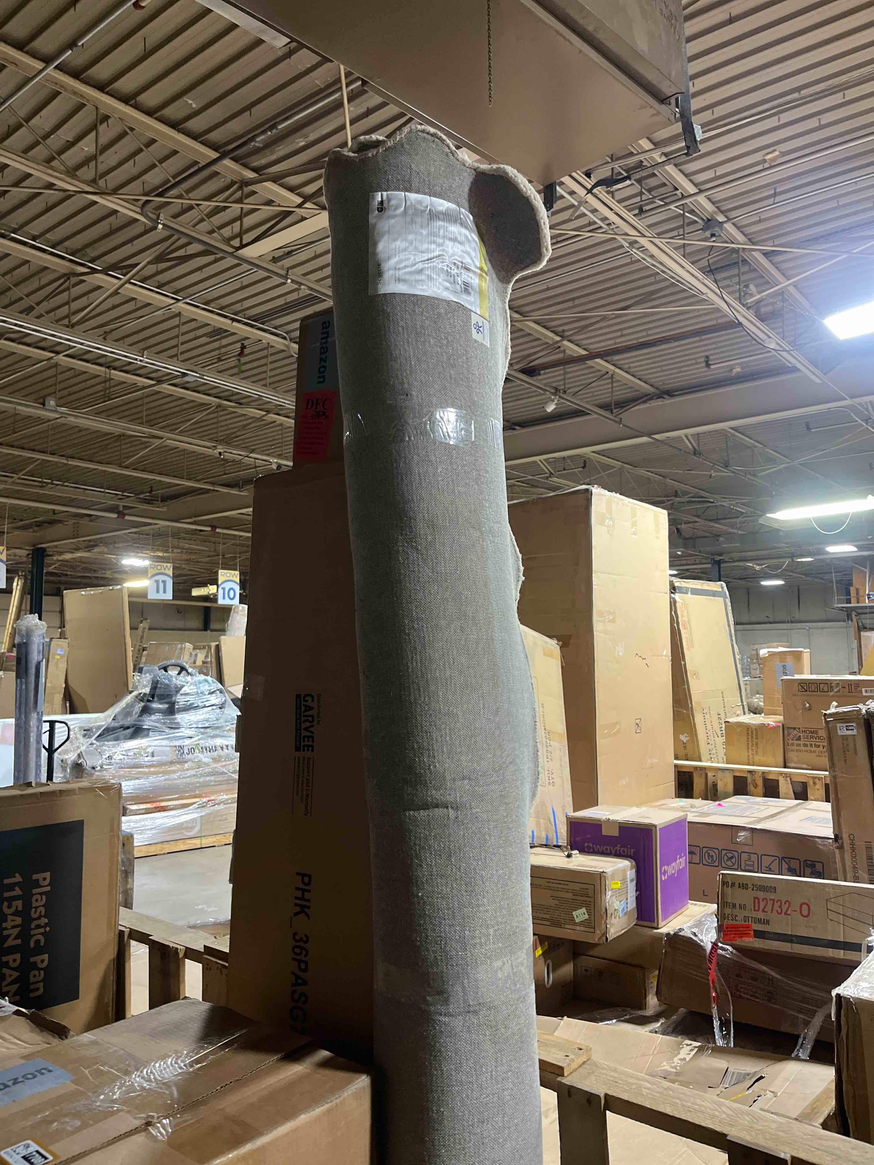 Condition photo showing Good Condition for Loloi Chris Loves Julia Scottie Collection SCO-01 Ivory/Rust 3'-6" x 5'-6", .87" Pile Height, Accent Rug Ivory / Rust 8’-6” x 11’-6" (Rectangular)