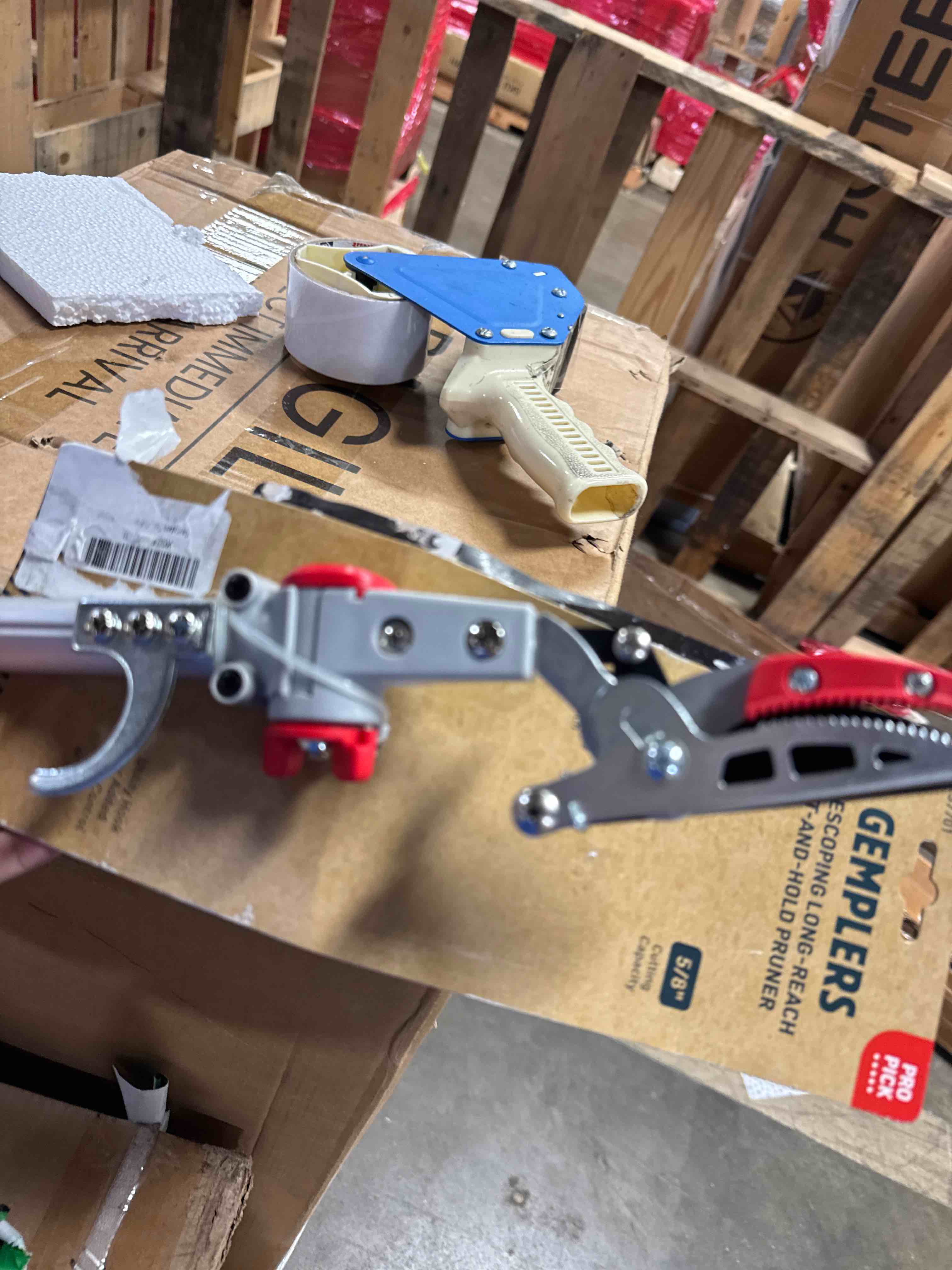 Condition photo showing Good Condition for gemplers telescoping long-reach cut-and-hold pruner