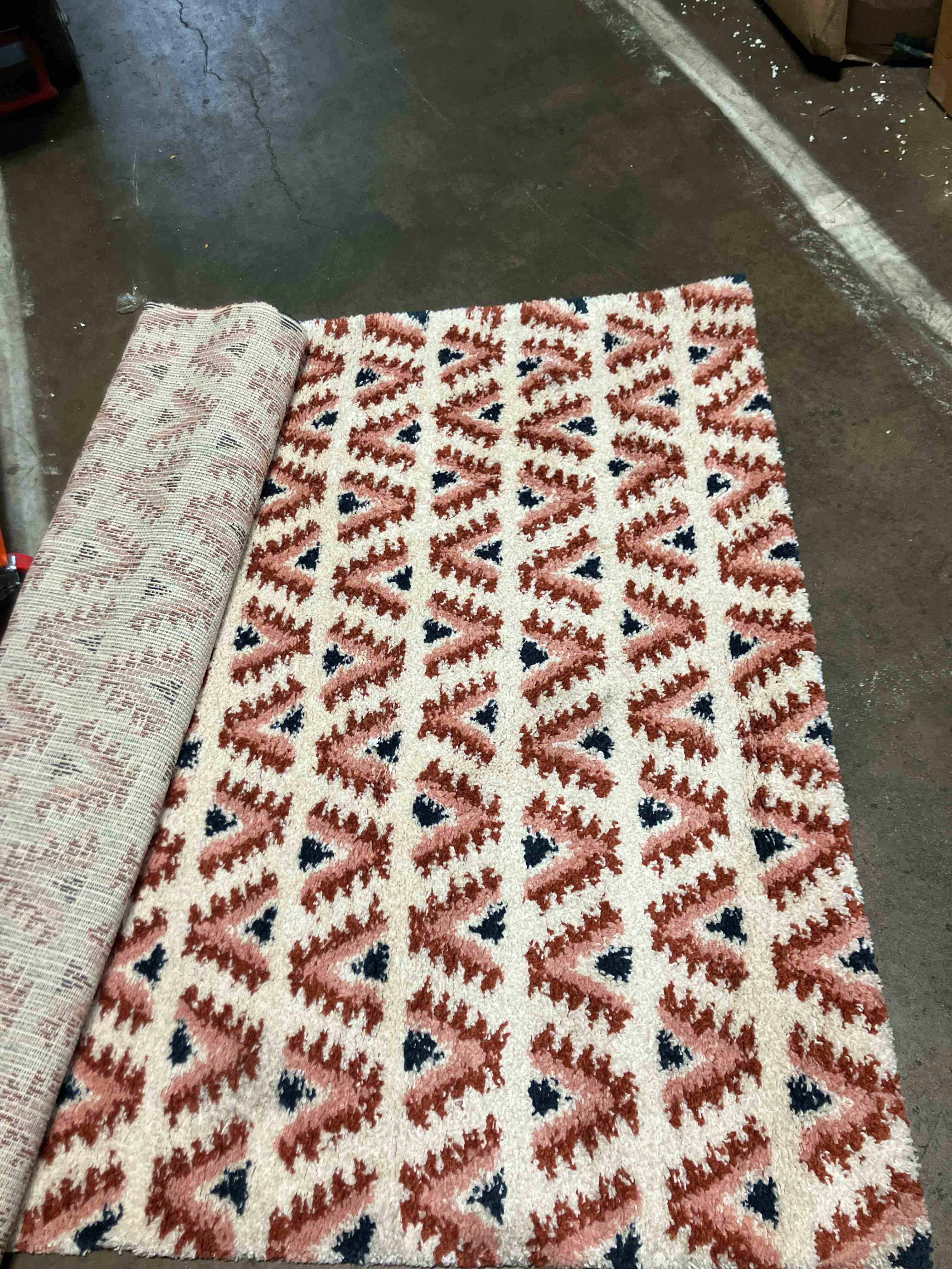 Condition photo showing New/Like New for Setrag Geometric Shag Area Rug 5’X7’