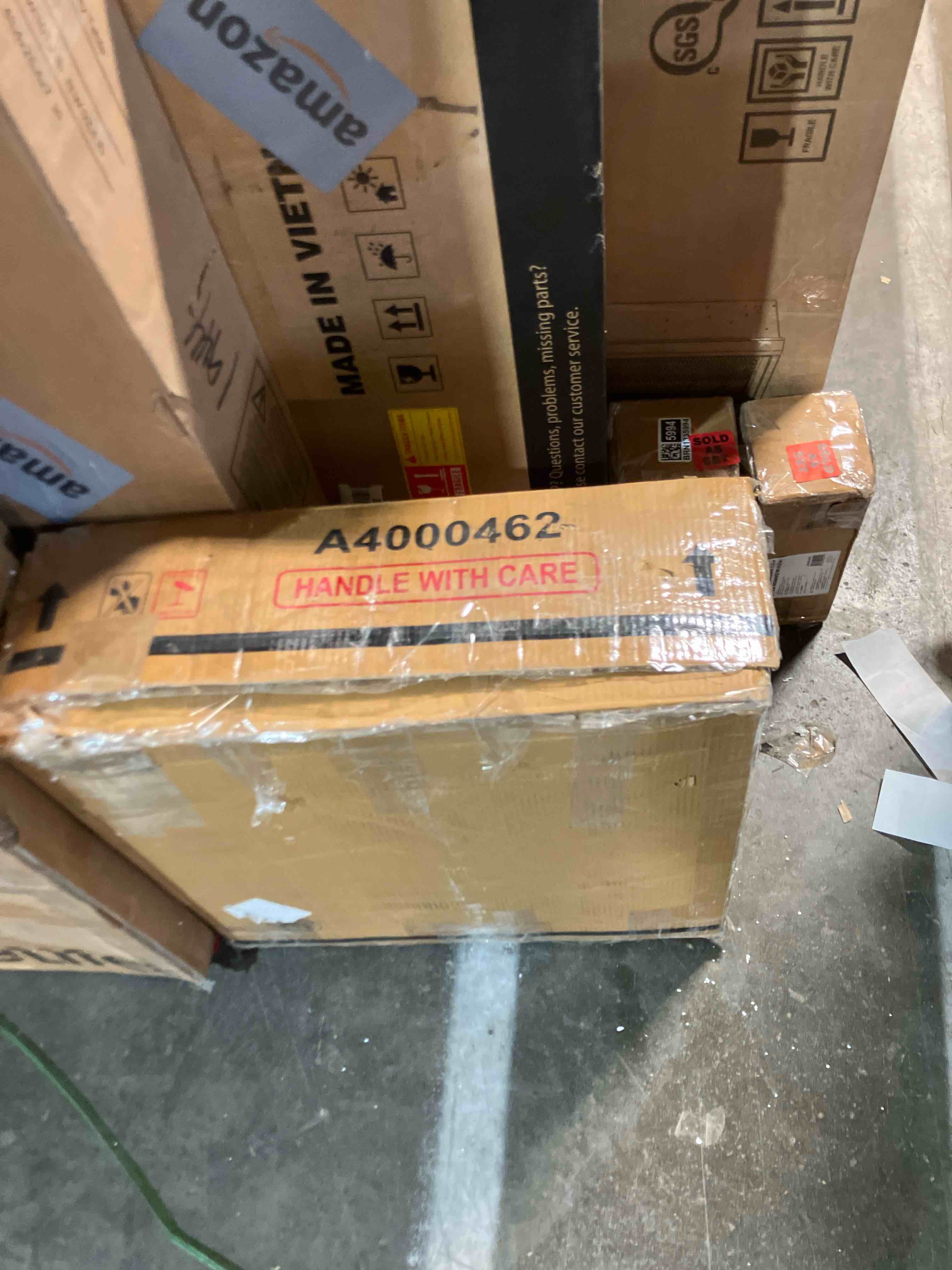 Condition photo showing New/Like New for Ryandale Accent Table