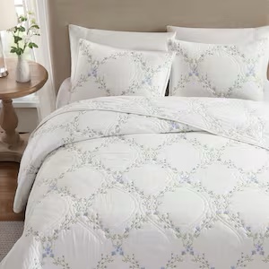 Condition photo showing New/Like New for floral embroidery 3-piece blue/green cotton full/queen quilt set