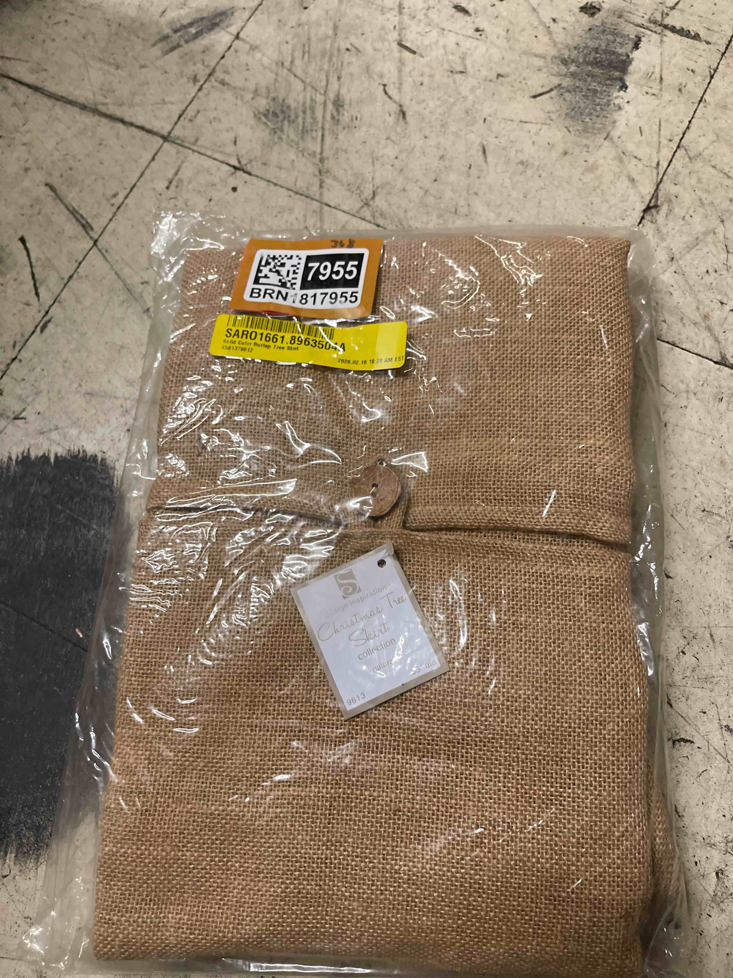 Condition photo showing New/Like New for solid color burlap tree skirt